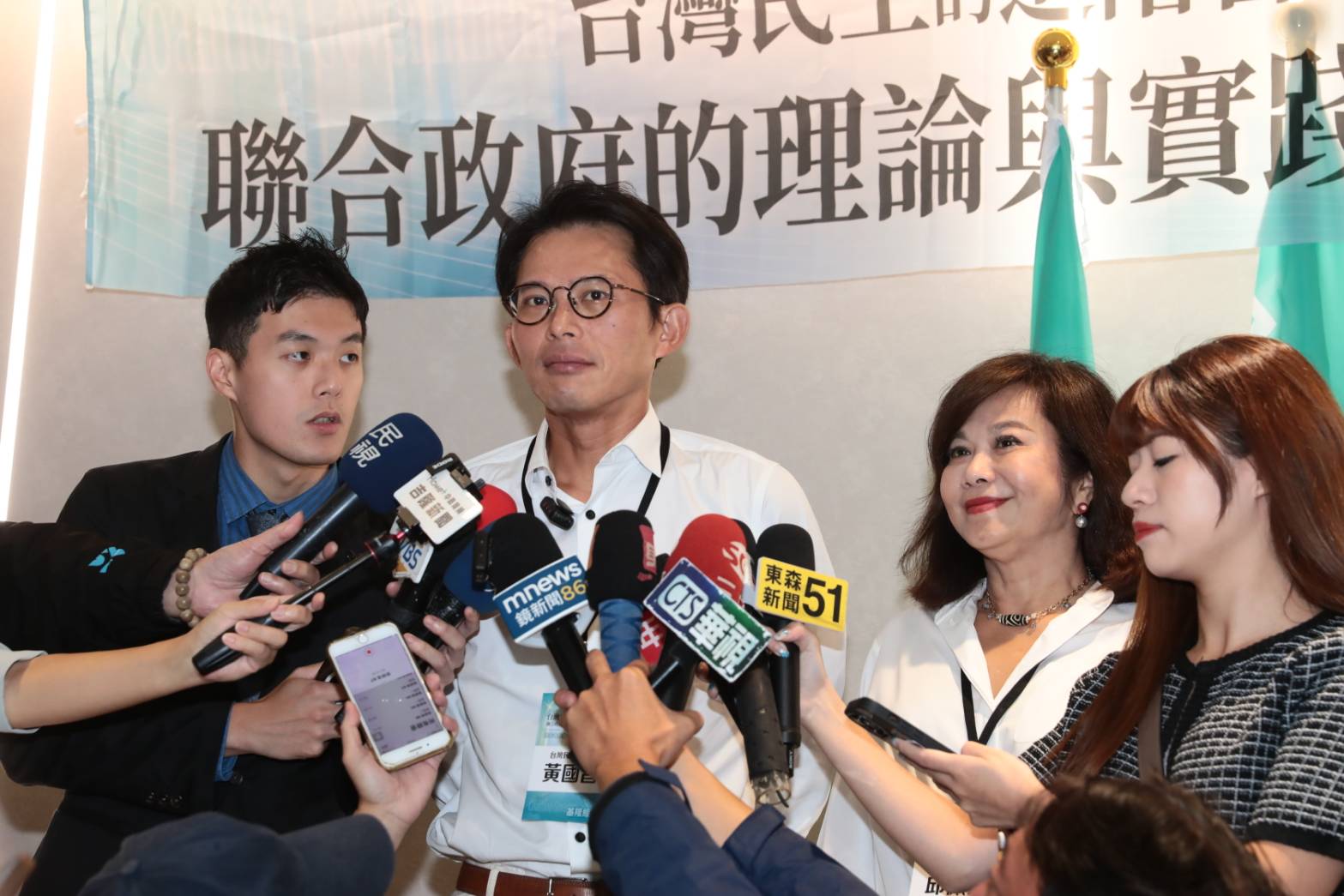 黃國昌今到基隆和邱佩琳出席活動，被問及好友館長爭議他低調做出回應。（鏡報林煒凱）