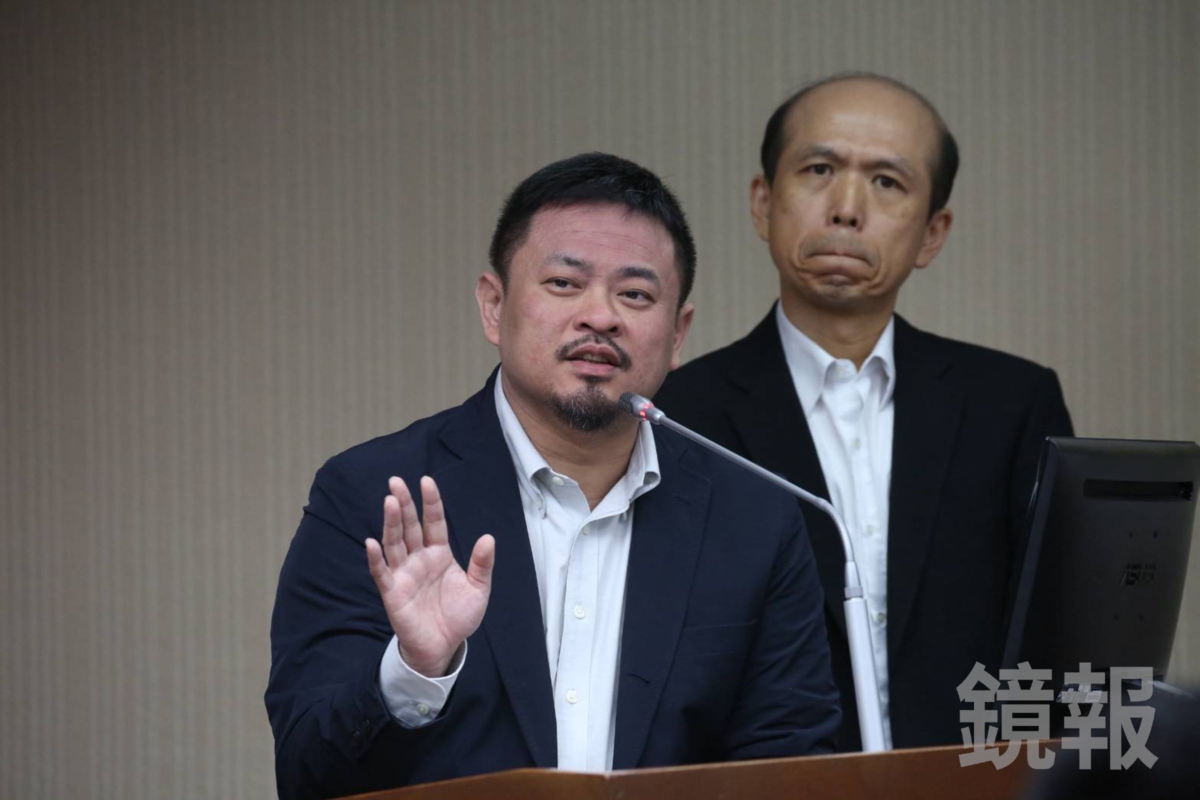 勞動部長洪申翰坦言,對照長榮航的違規頻次,裁罰金額確實太低。(鏡報董孟航)
