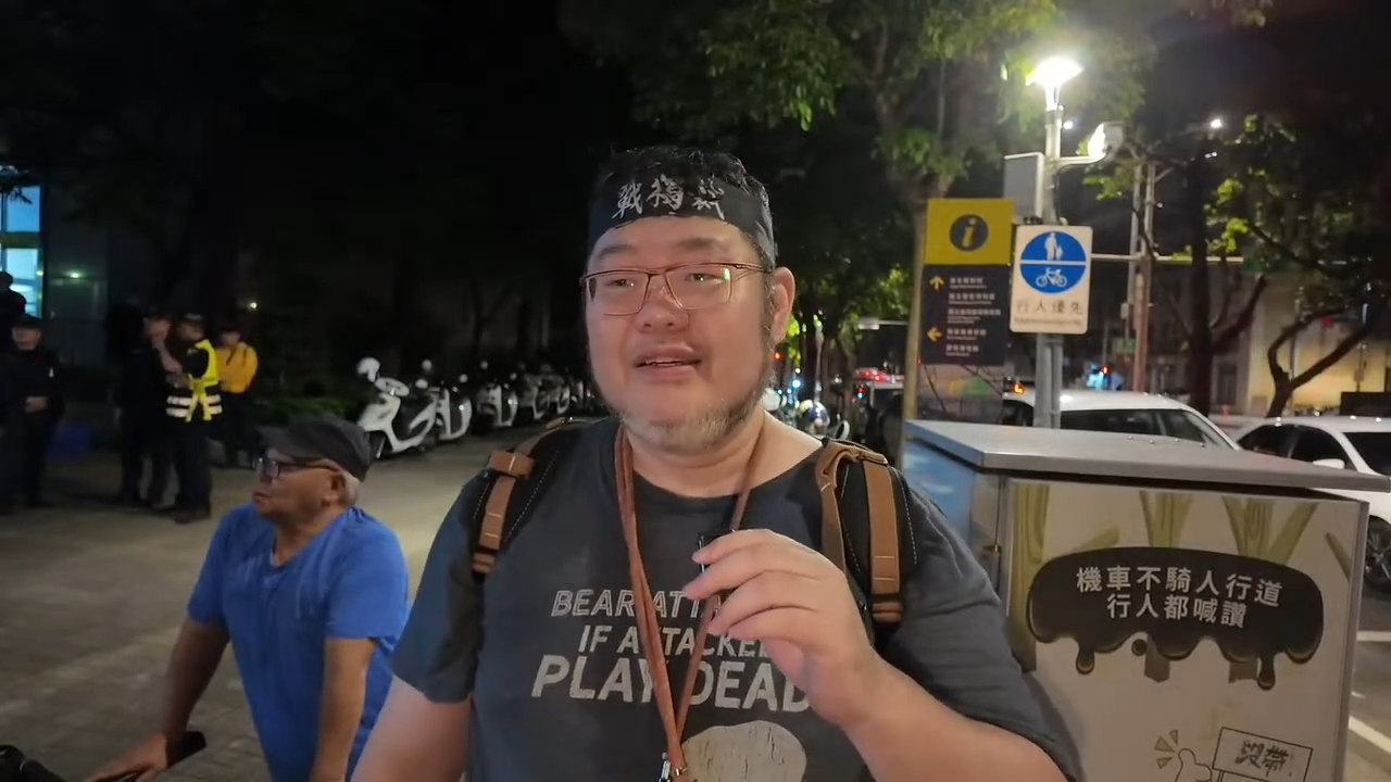 四叉貓昨晚間到北檢直播，卻被藍營支持者攻擊。（翻攝自四叉貓YouTube頻道）