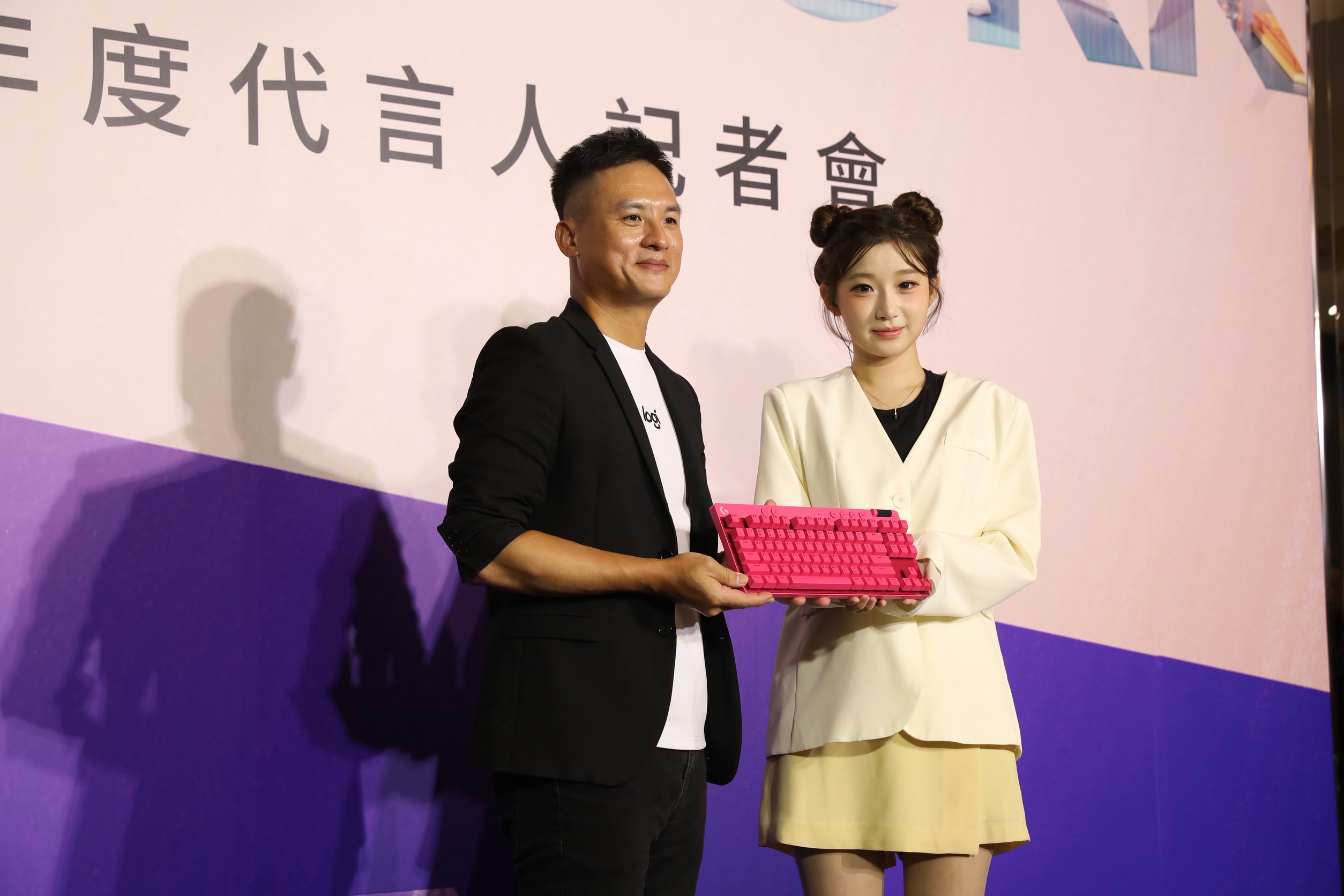 施前江（左）透露，羅技Logitech接下來還會與李珠珢（右）進一步合作。