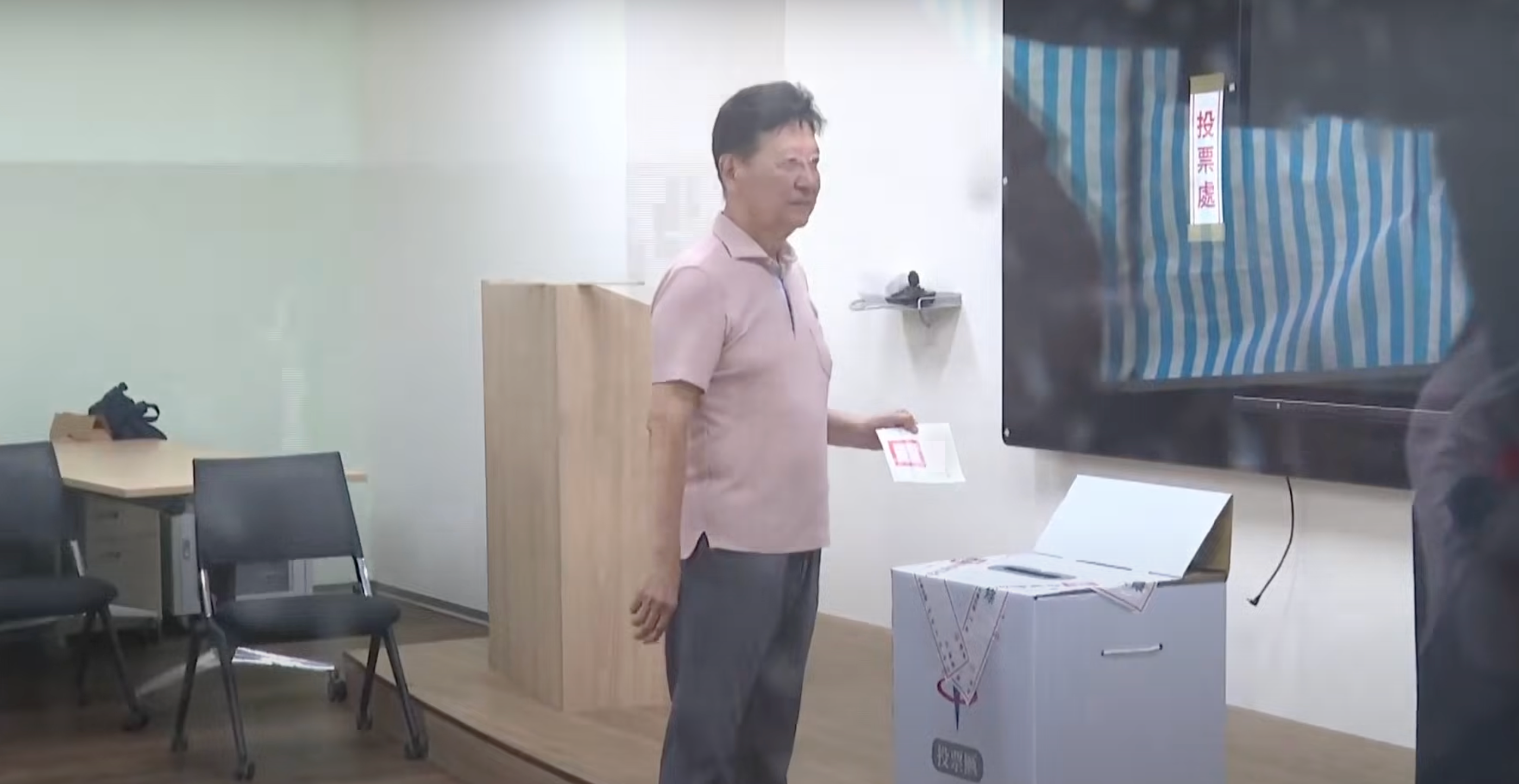 趙少康今天在投票所亮票，此行為恐怕已違反《選罷法》。（翻攝畫面）