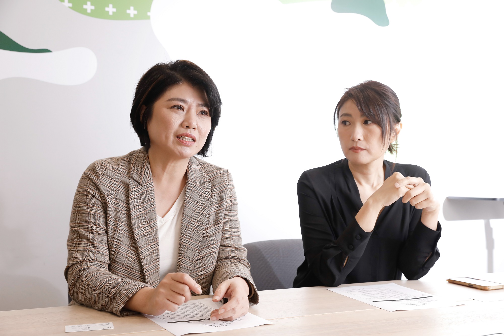 嚴藝文（左）與丁長鈺（右）對曾莞婷接演《影后》承受的壓力感到心疼。