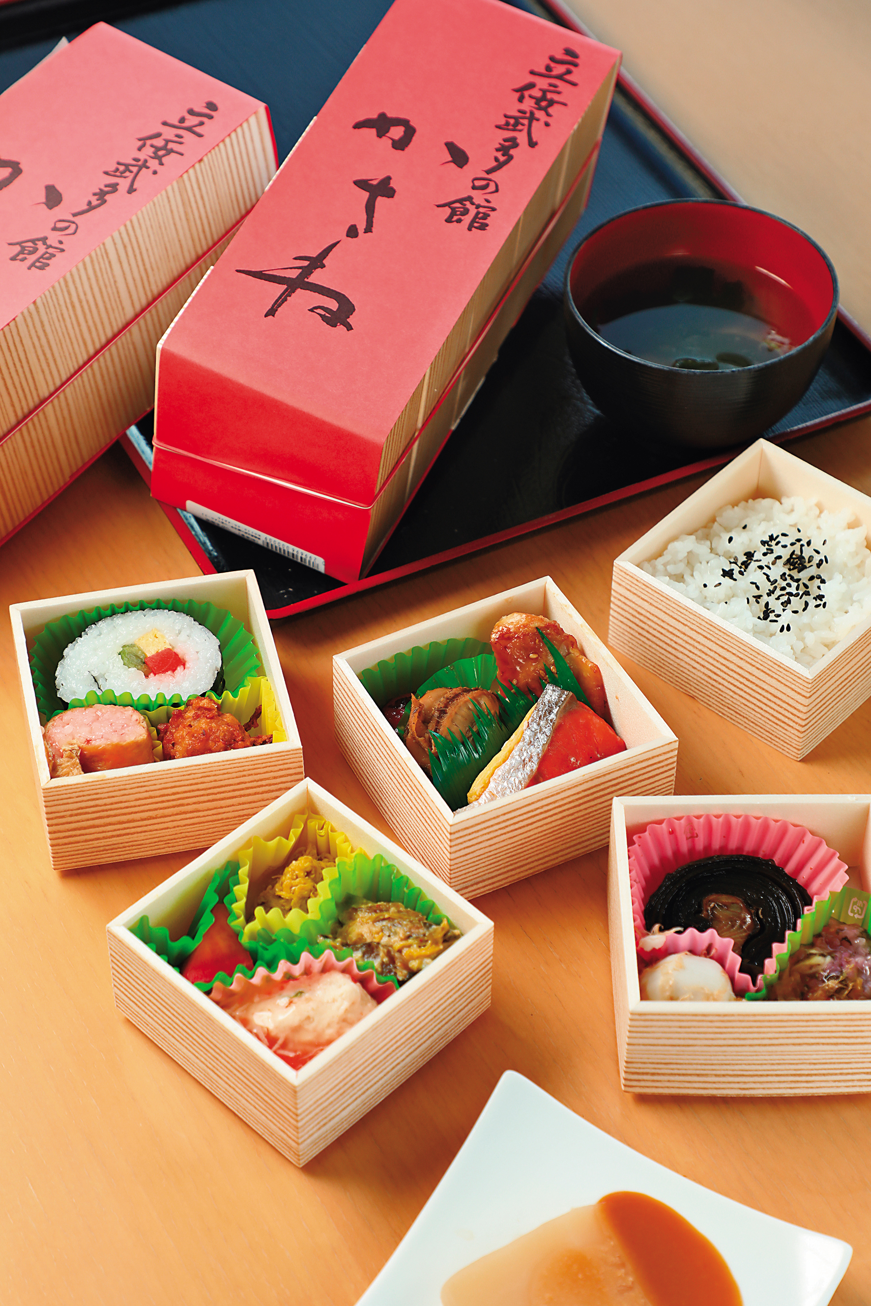 春榆的「睡魔五重便當」有青森產帆立貝和津輕太捲等特色料理。(2,000日圓/份,約NT$427,需4天前預約)