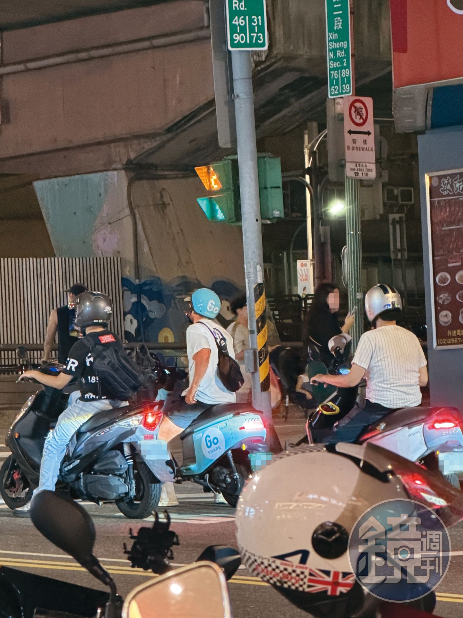 不少民眾都認出酷來，他滑完手機等綠燈便騎車離去。（讀者提供）