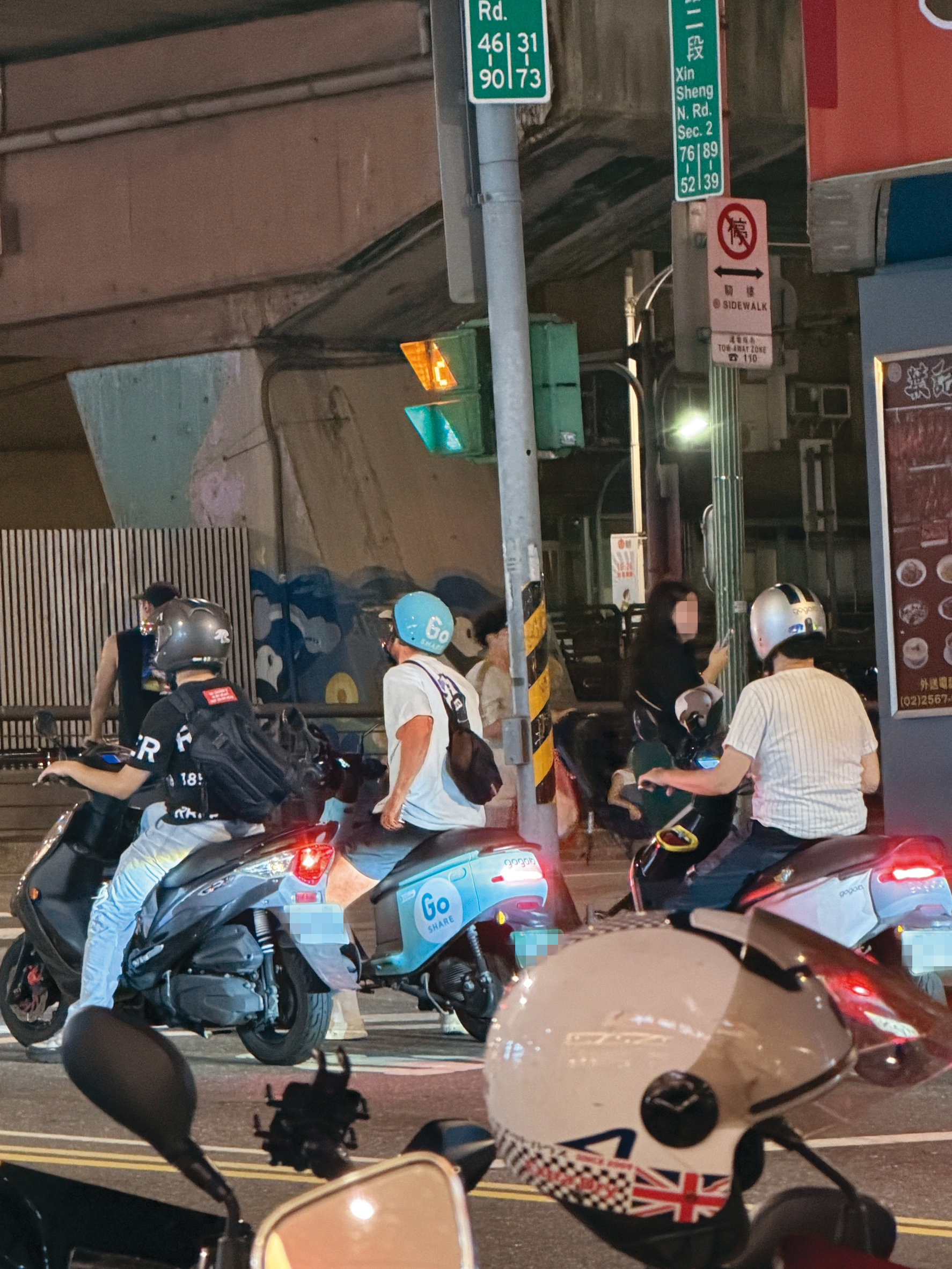 不少民眾都認出酷來,他滑完手機等綠燈便騎車離去。(讀者提供)
