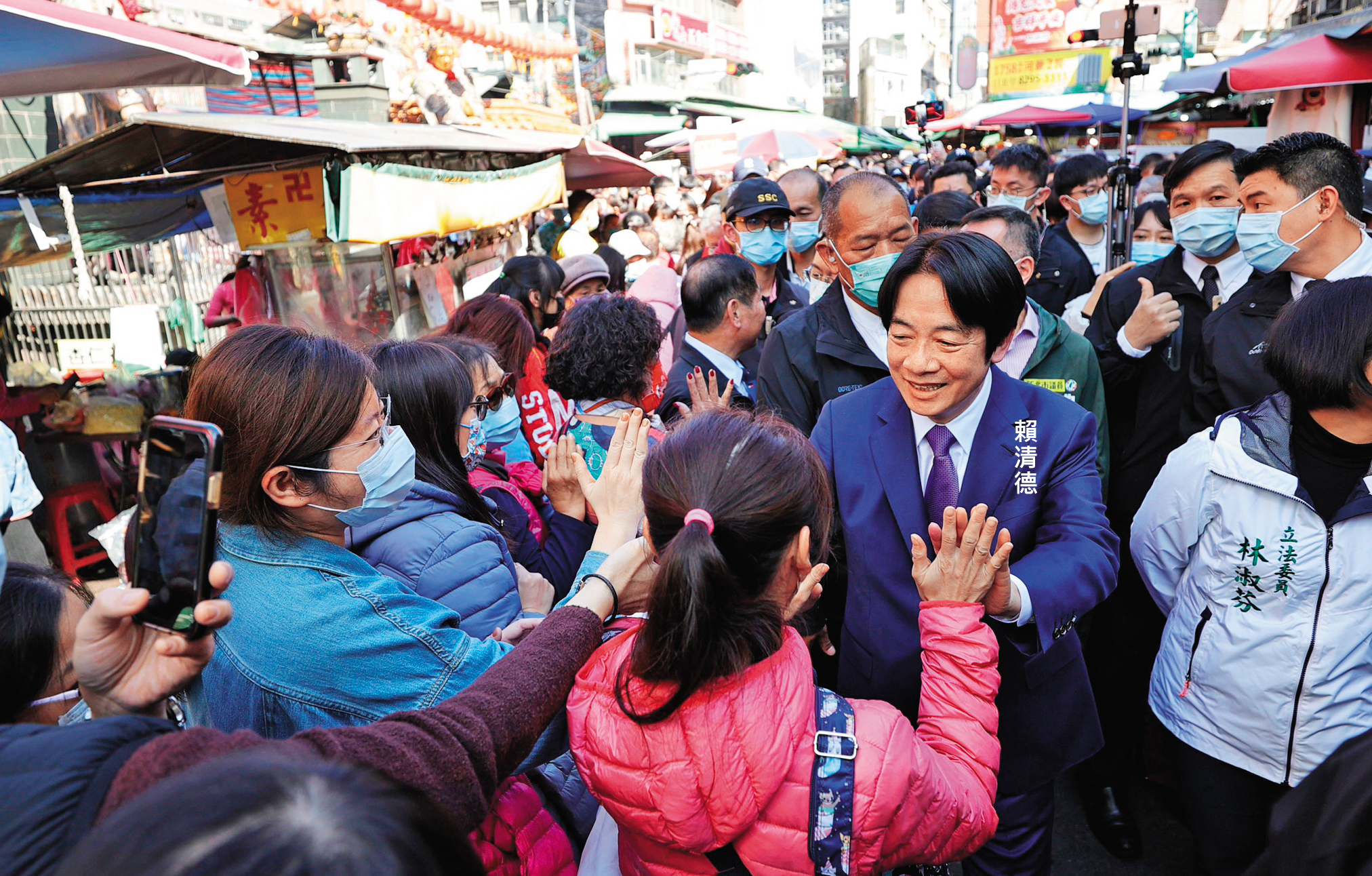 賴清德今年春節走訪西部各地大廟。圖為賴清德去年底參訪湧蓮寺，受民眾歡迎。（總統府提供）