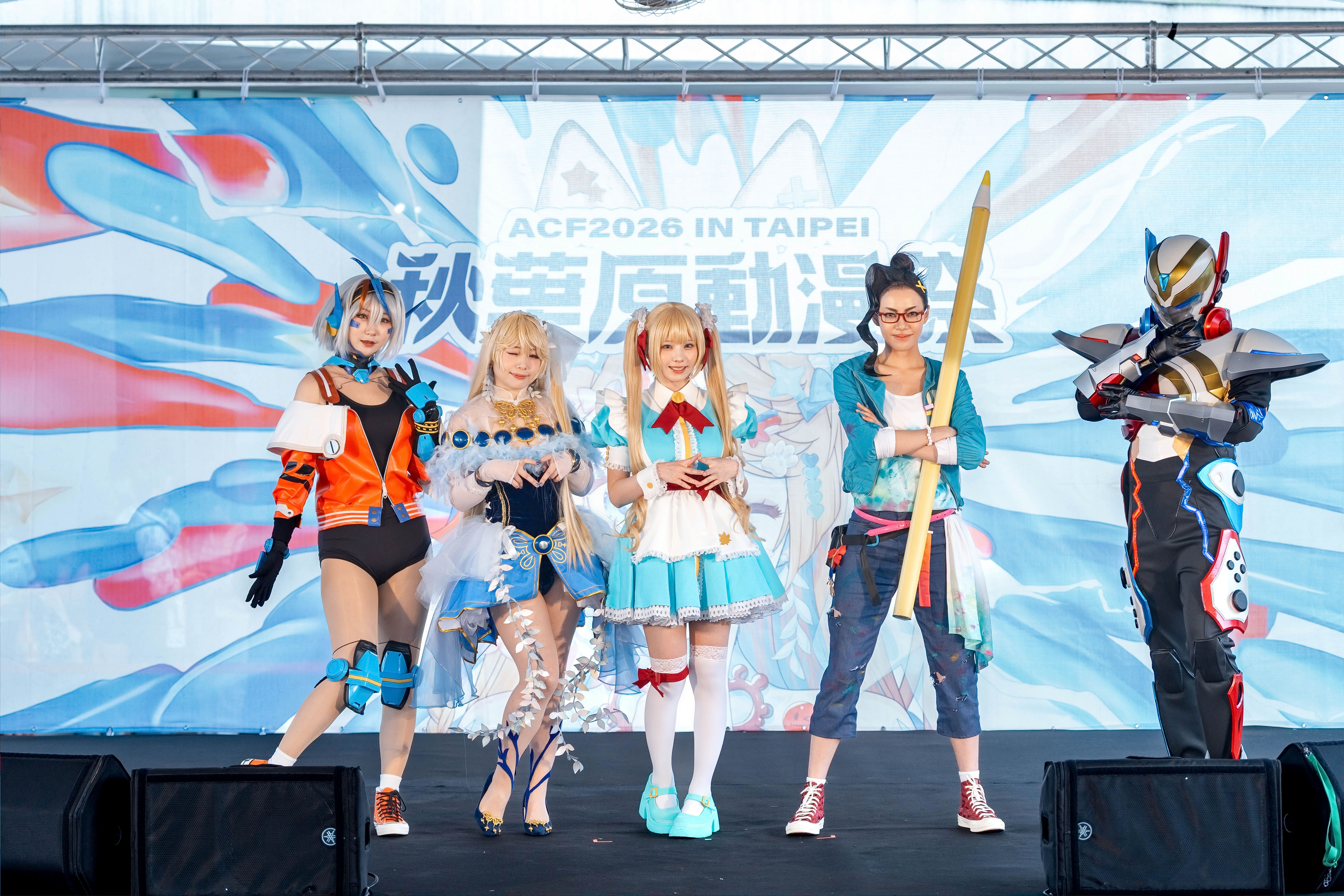 Enako身穿女僕造型亮相「2026A.C.F秋葉原動漫祭」，與人氣Coser及焦曼婷一同現身開幕舞台，吸引粉絲拍照。（A.C.F秋葉原動漫祭提供）