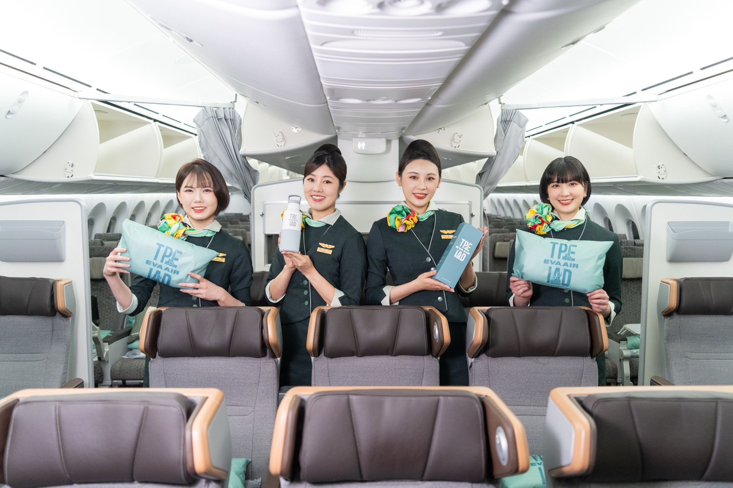 搭乘首航班的旅客,可以獲得長榮航空精心準備的「華盛頓首航限定HYDY時尚保溫水瓶」之外,還可將機上首航限定小抱枕一起帶回家。