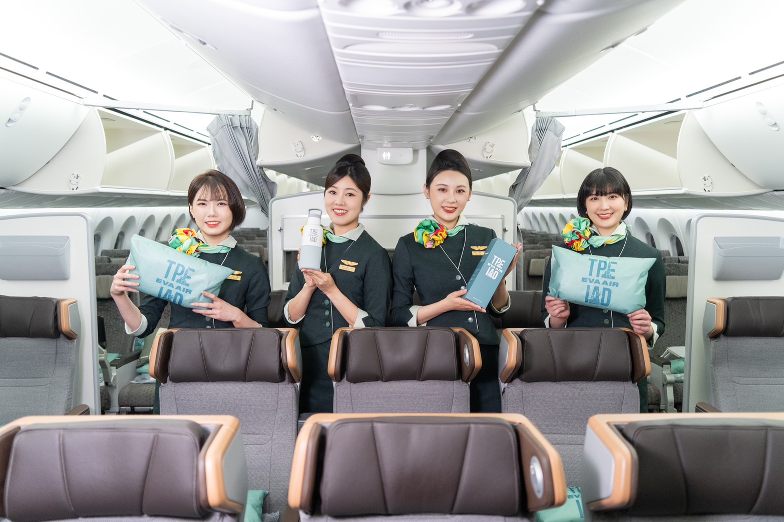 搭乘首航班的旅客，可以獲得長榮航空精心準備的「華盛頓首航限定HYDY時尚保溫水瓶」之外，還可將機上首航限定小抱枕一起帶回家。