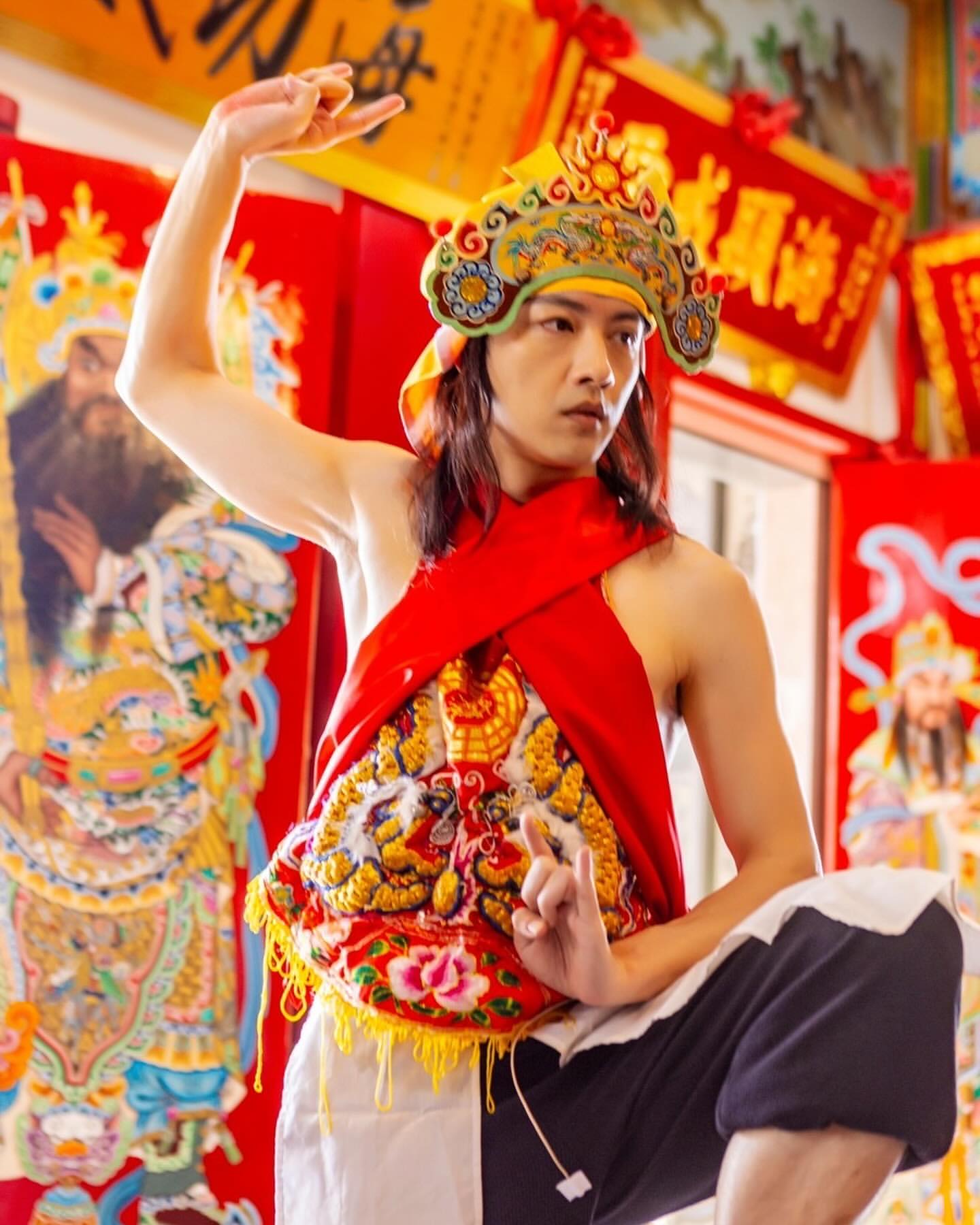 吳政勳在《看到靈魂的那隻眼師公》演乩童,做很多功課。(翻攝吳政勳IG)