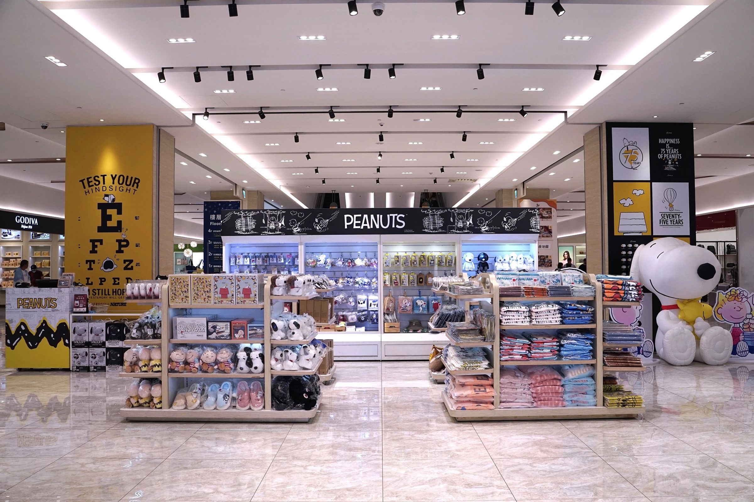 澎坊購物休閒廣場推出史努比主題快閃店，5月30日將舉辦「史努比一日店長」活動，邀請史努比與粉絲親密合影，留下獨一無二的旅行回憶。（澎坊購物休閒廣場提供）