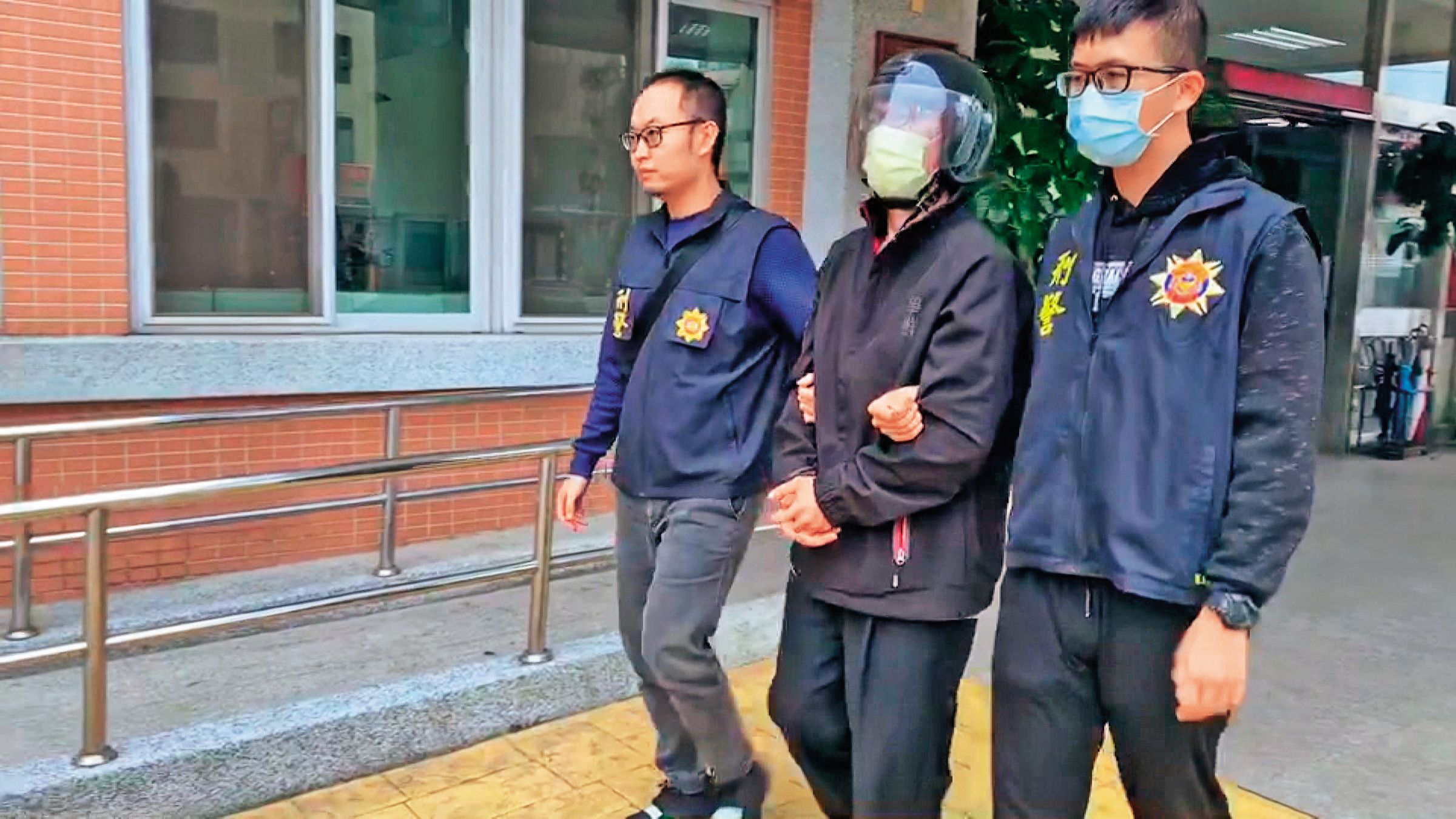 陳信凱(中)被警方突破心防、坦承殺害前妻,偵訊後被移送法辦。(東森新聞提供)