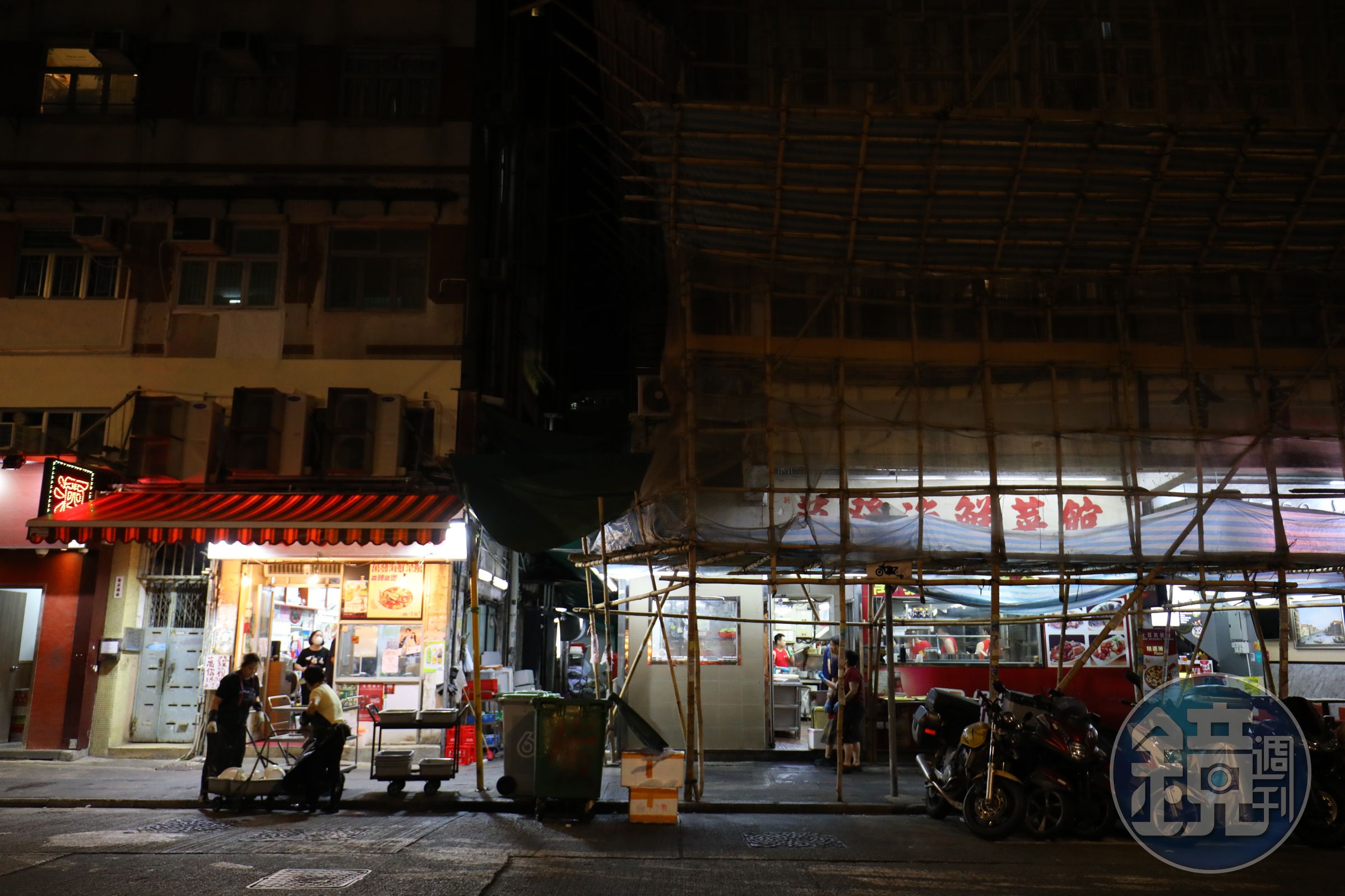 萬發現在有橫跨對街的4間舖面，其中一間是廚房，食客可以透過玻璃看到熱炒實況。