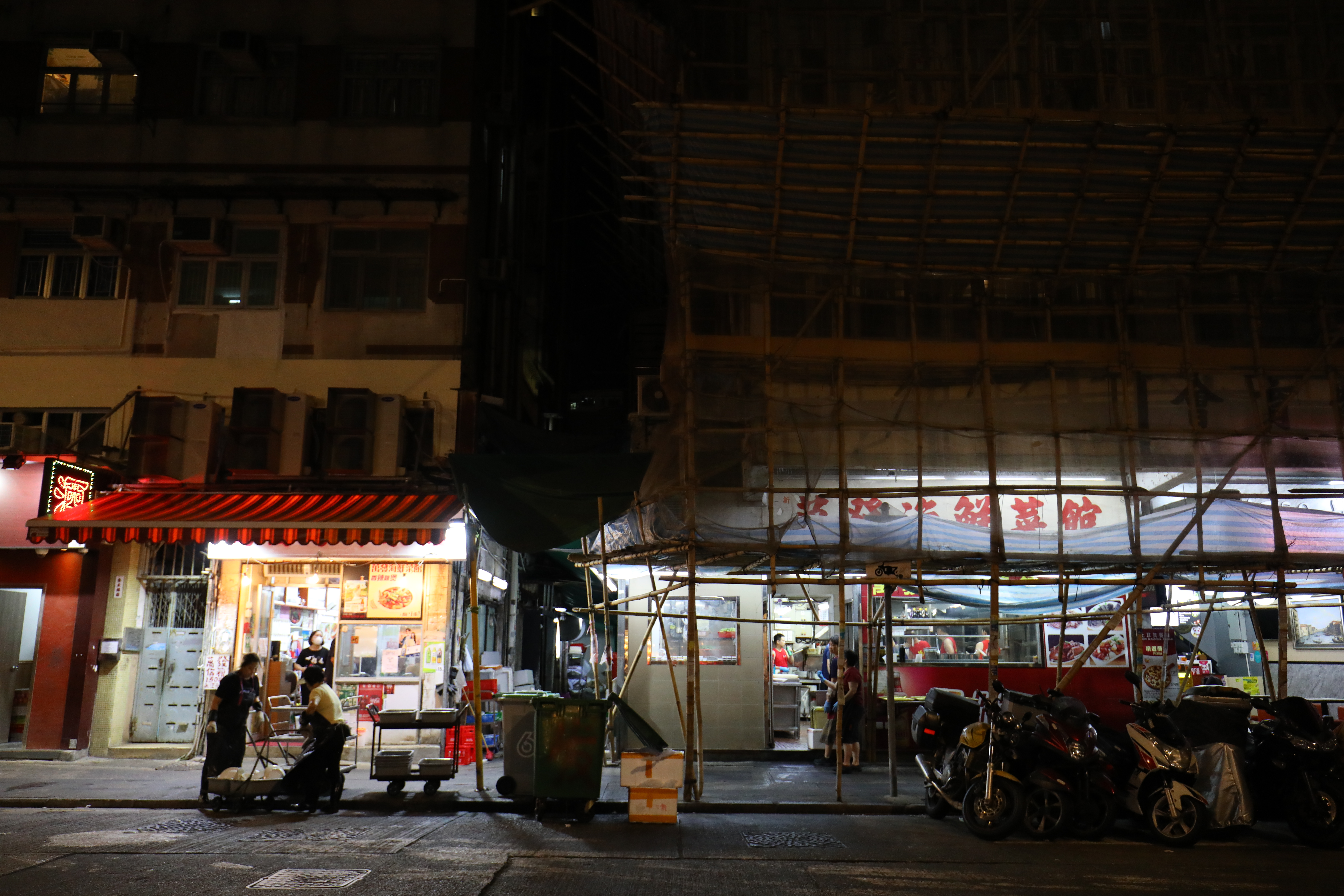 萬發現在有橫跨對街的4間舖面，其中一間是廚房，食客可以透過玻璃看到熱炒實況。
