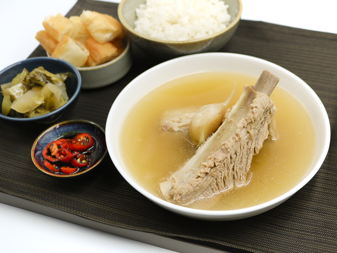 新加坡至桃園航線商務艙推出由「SONG FA松發肉骨茶」打造的經典潮州風味,將在地懷舊滋味帶上高空。(星宇航空提供)