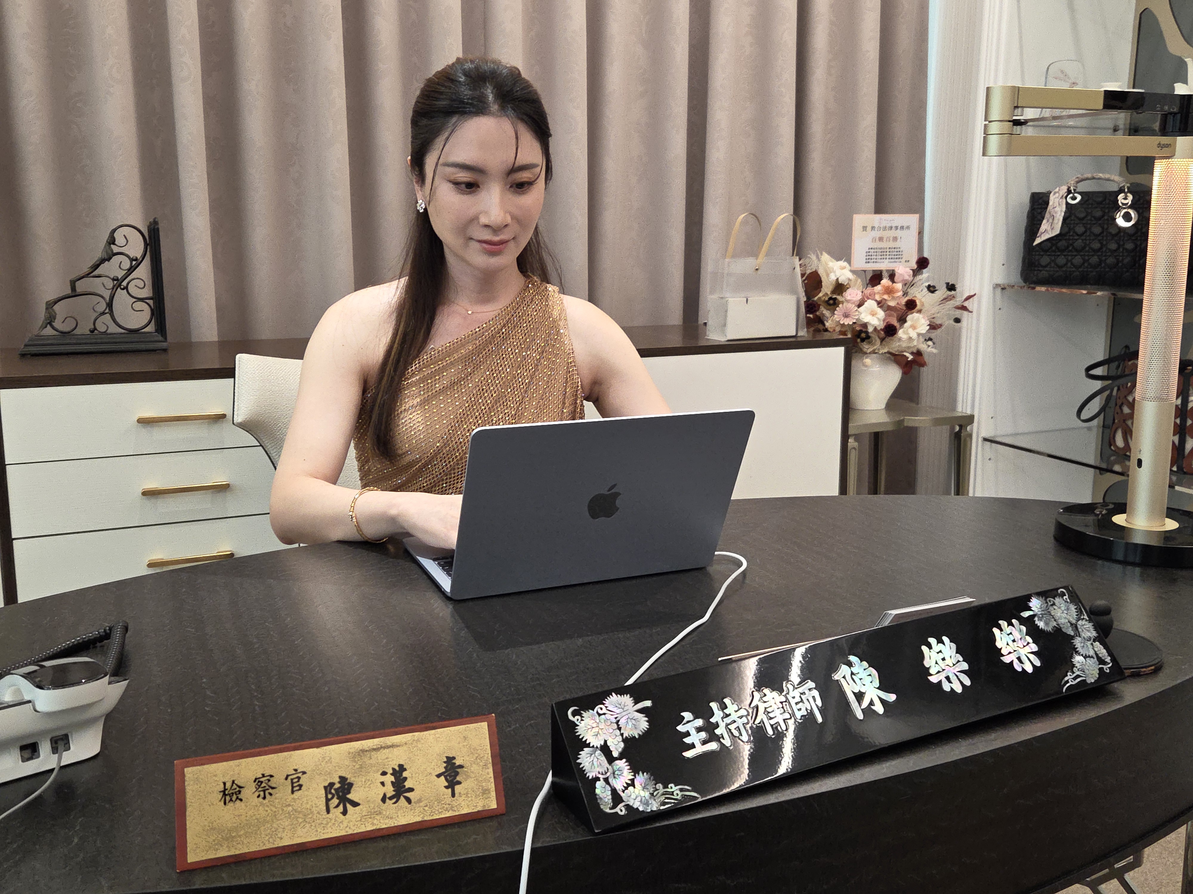 有「最美檢察官」之稱的新北檢檢察官陳漢章與昔日同為檢察官的程彥凱等人轉任律師並成立敦合法律事務所，今天正式開幕，現場嘉賓雲集。  