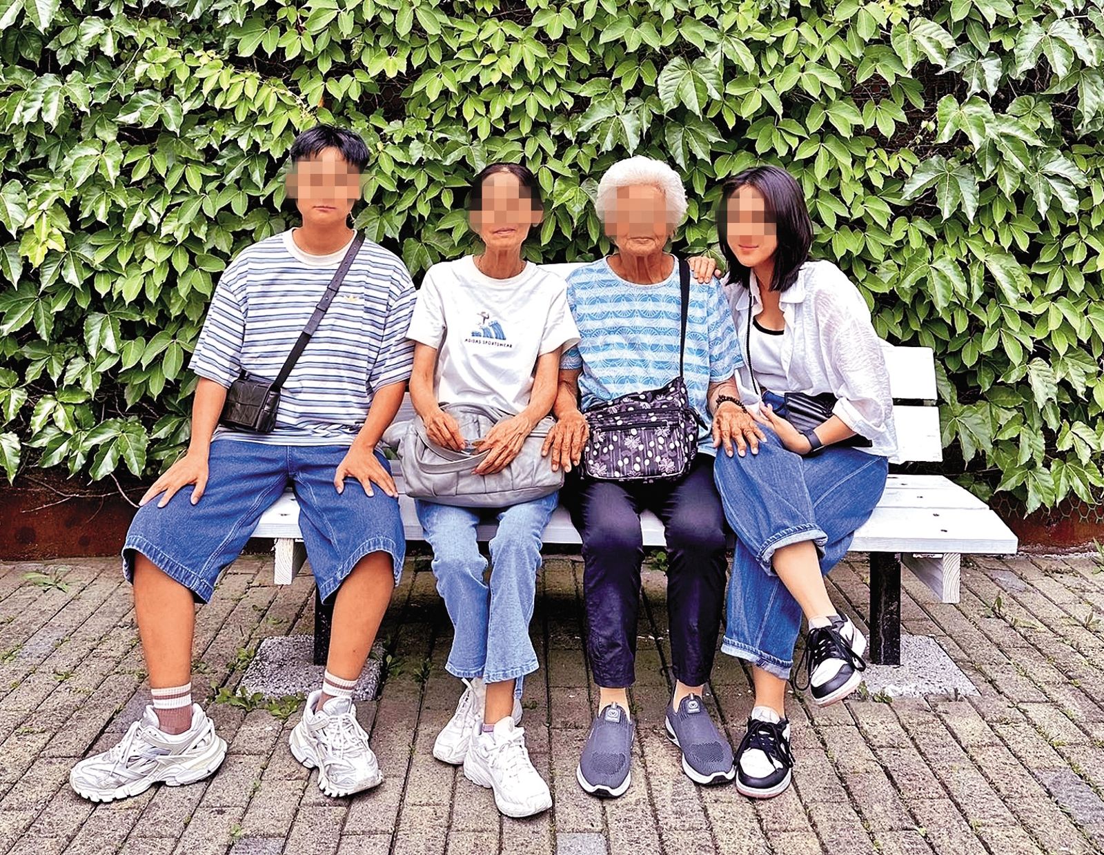 向孝維原配夏女（左二）被爆霸凌家人、苛待外傭，讓弟媳受不了出面爆料。（翻攝自臉書）