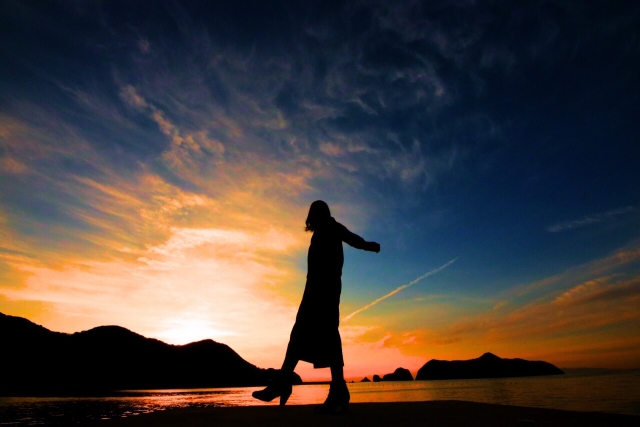 日本經濟學家建議民眾重新審視財富與幸福的課題。（示意圖，photoAC）