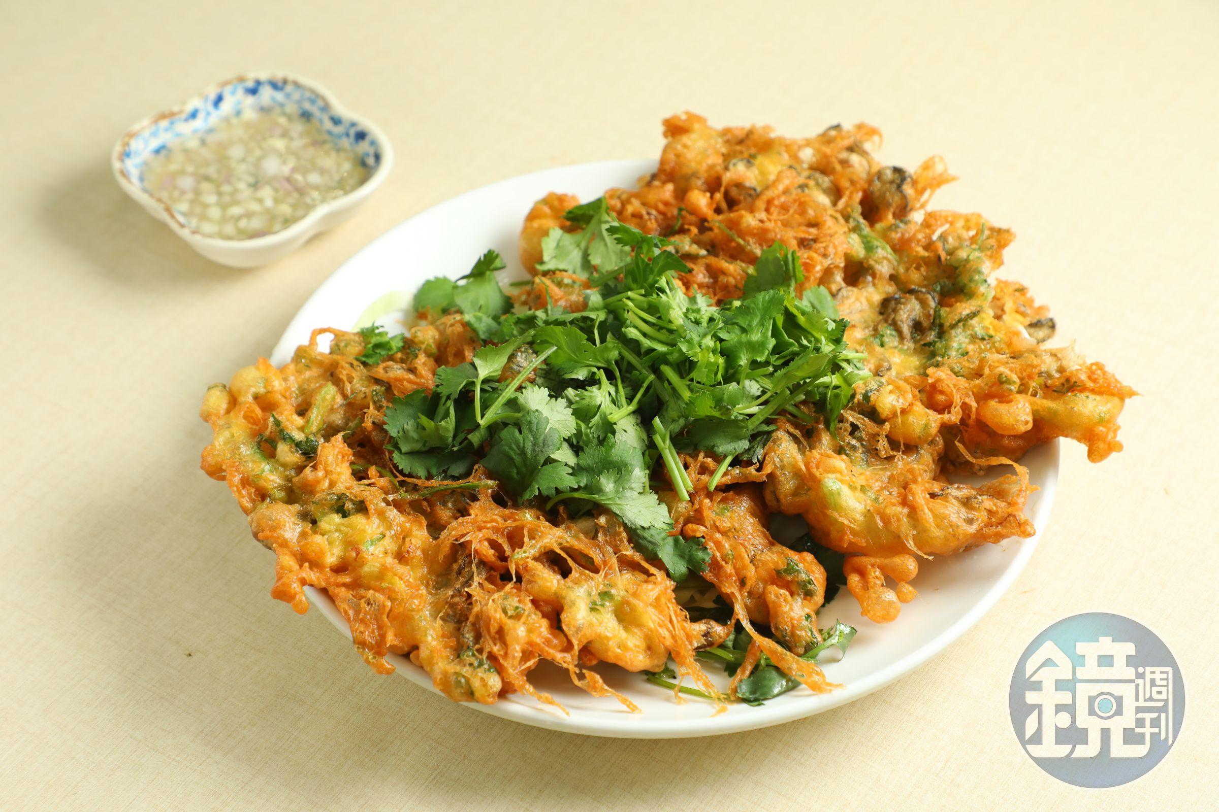 棟記的人氣菜色「潮州炸蠔餅」，選用飽滿新鮮的蠔肉，量大料足，相當「蠔」氣。（港幣130元／份，約NT$490）