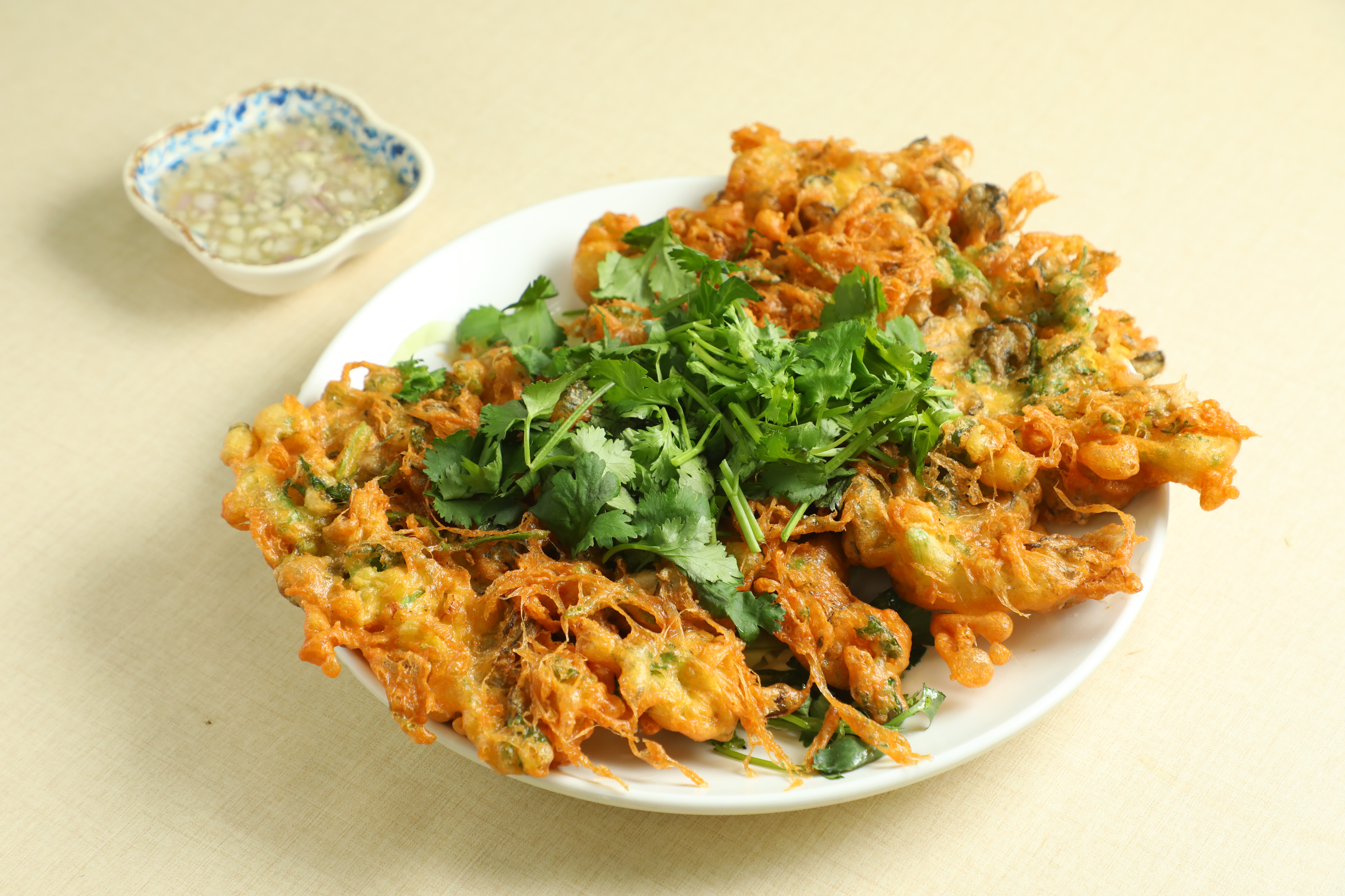 棟記的人氣菜色「潮州炸蠔餅」，選用飽滿新鮮的蠔肉，量大料足，相當「蠔」氣。（港幣130元／份，約NT$490）