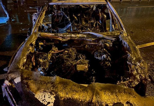 事故自小客車車體幾近燒毀，殘骸遍佈車道，事故處理歷時近2小時。（翻攝畫面）