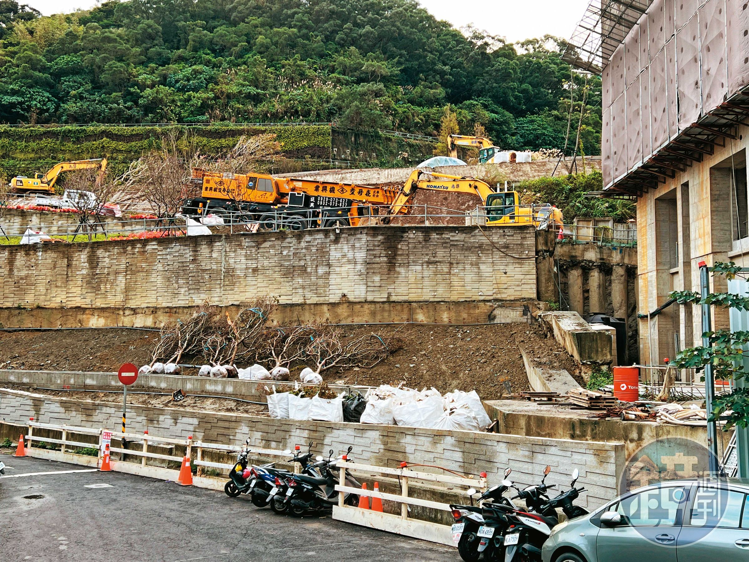 新建商保證3道新式擋土牆絕對安全，但萬芳自救會仍充滿疑慮。
