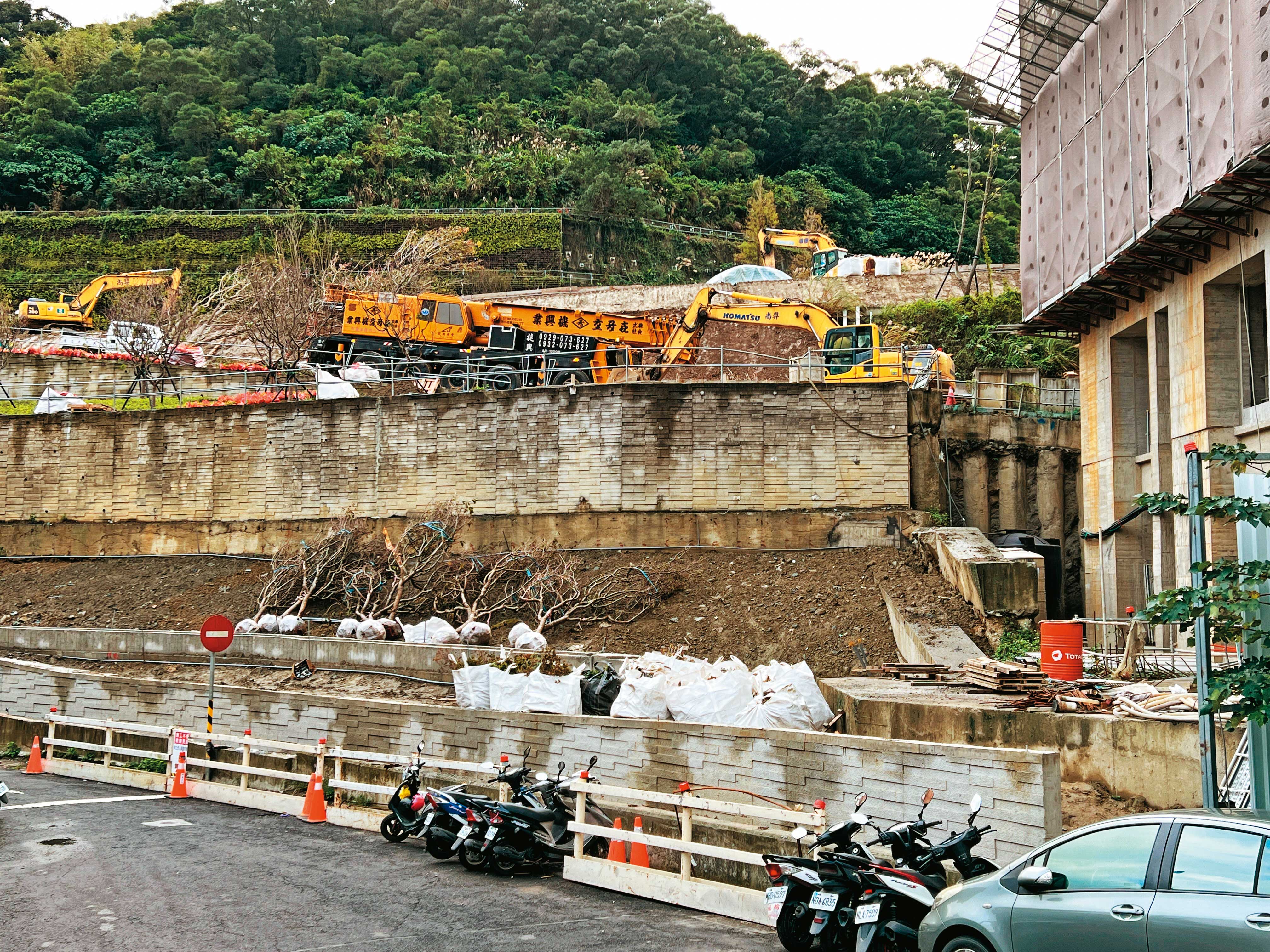新建商保證3道新式擋土牆絕對安全,但萬芳自救會仍充滿疑慮。