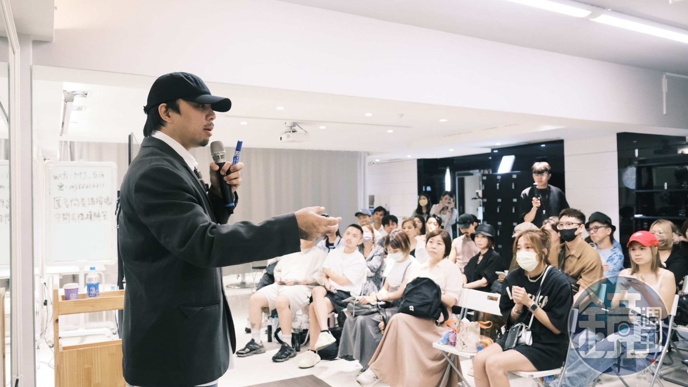 朗貳每月固定有兩次教育訓練,李念擇還會親教時尚知識及穿搭課。