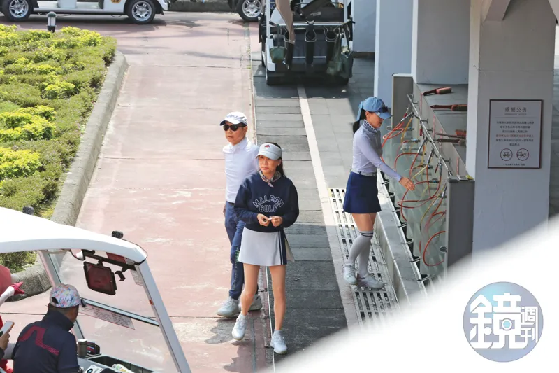郭台銘與一名年約50歲的高爾夫女球友過從甚密，女球友更親自替郭台銘塗抹防曬乳。