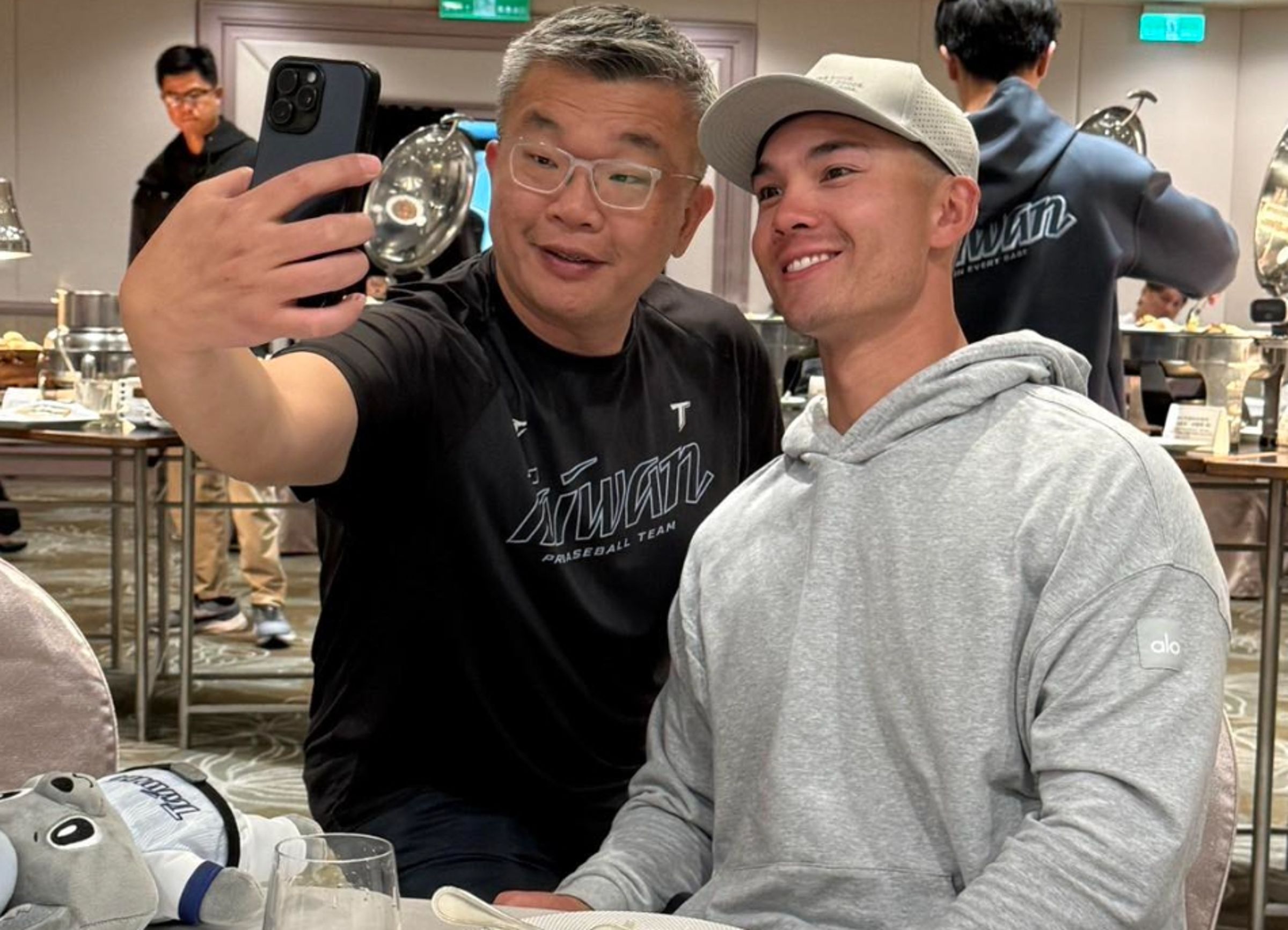 Stuart Fairchild昨晚間搭機抵台，中職會長蔡其昌合照，預告今天將在大巨蛋和大家見面。（翻攝自蔡其昌臉書）