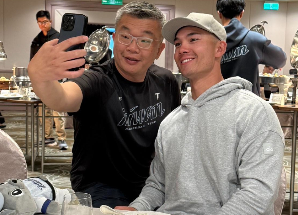 Stuart Fairchild昨晚間搭機抵台，中職會長蔡其昌合照，預告今天將在大巨蛋和大家見面。（翻攝自蔡其昌臉書）