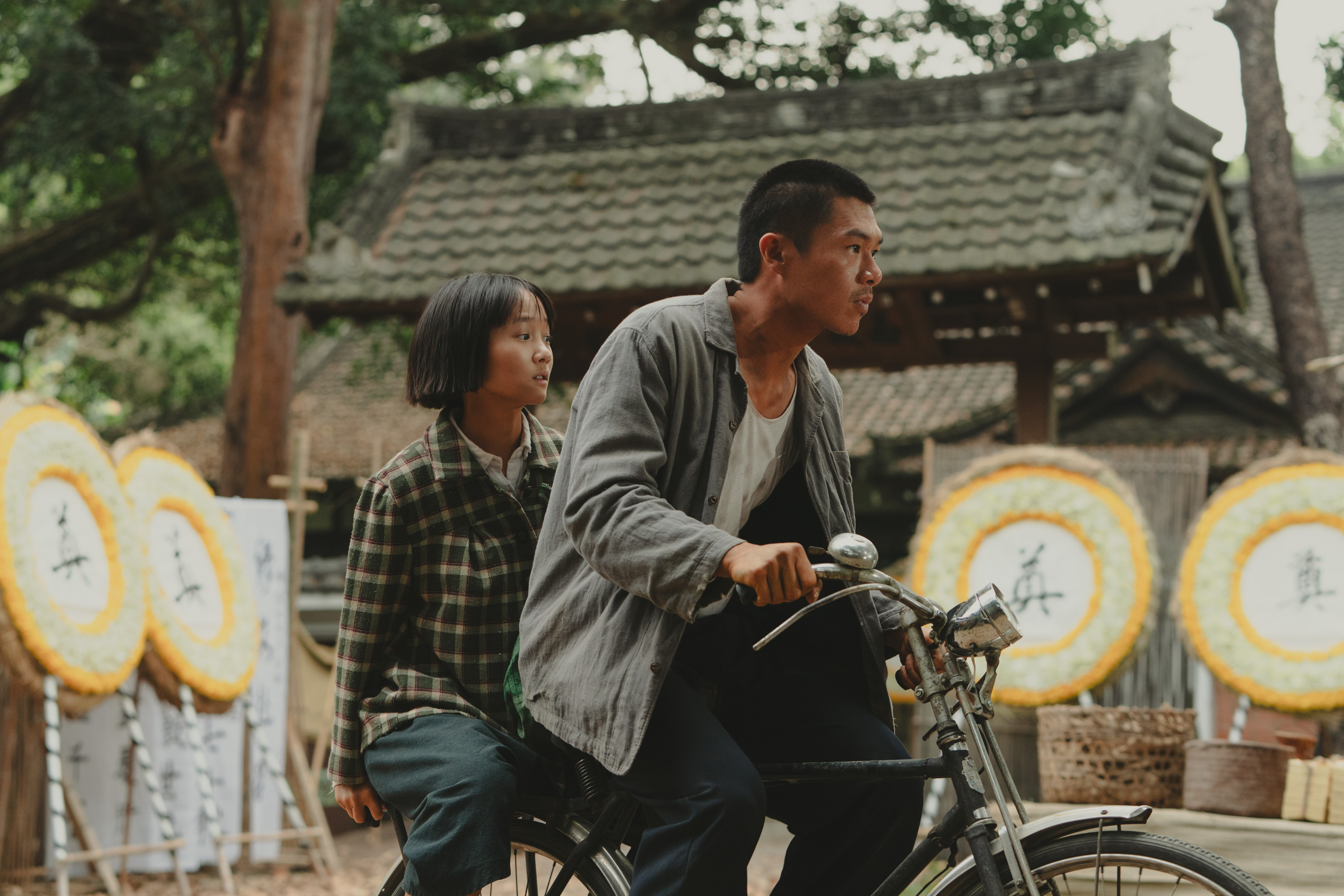 片中的極樂殯儀館外觀在嘉義市「昭和十八」取景。（華文創提供）