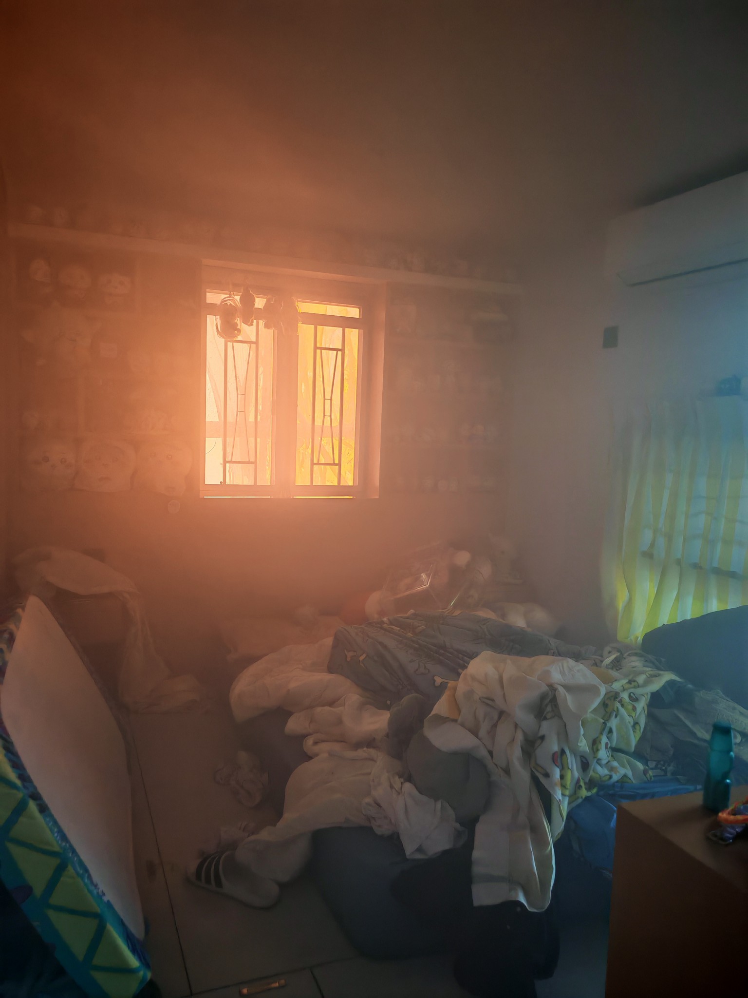倖存住戶曝光失火時困在家中的第一視角影像，可見家中有模型、玩具，全都帶不走。（翻攝「大埔 TAI PO」臉書／＠Lim ALim）