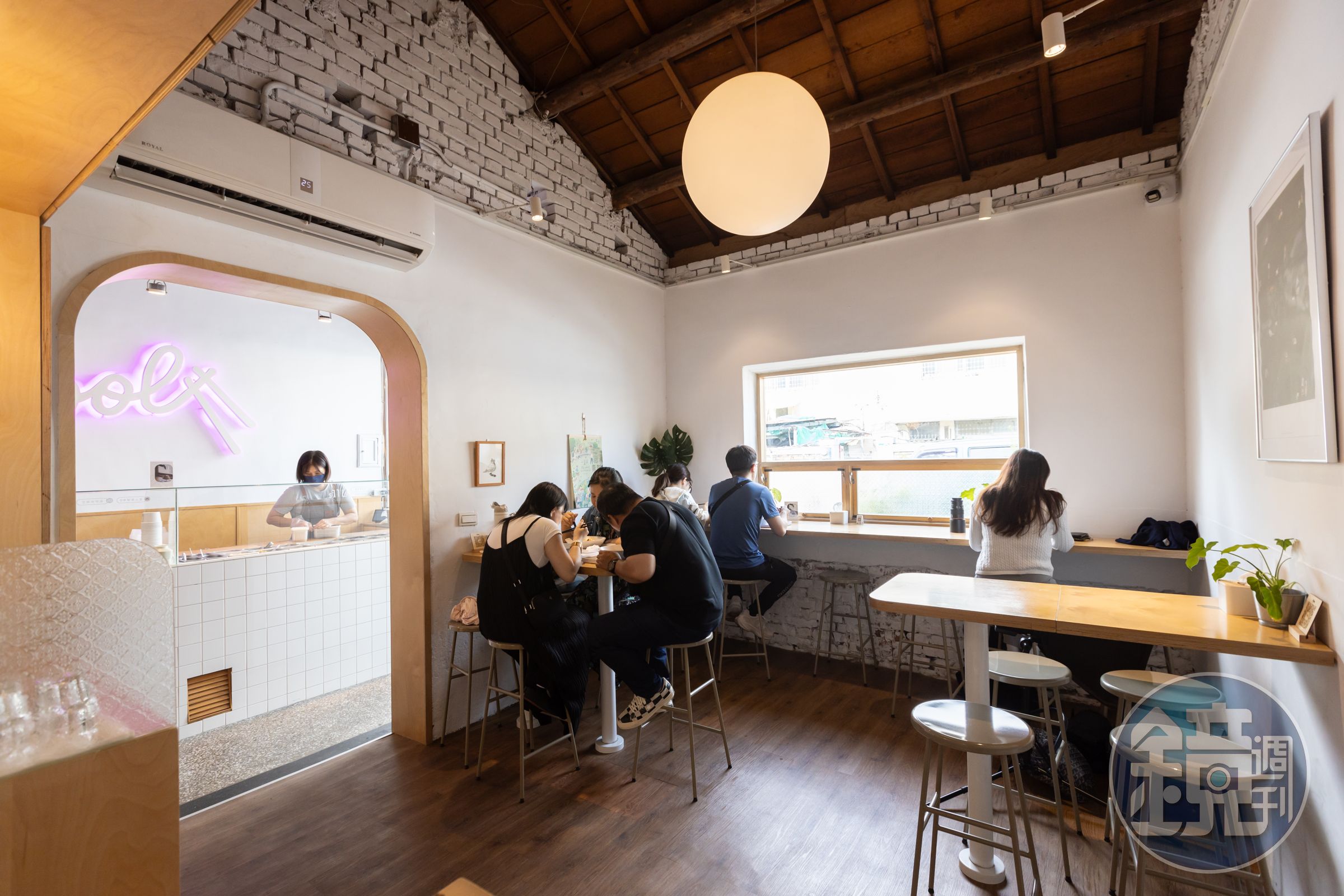 兩間店共享內用空間,同行的人不想吃麵也可以點冰一同享用。