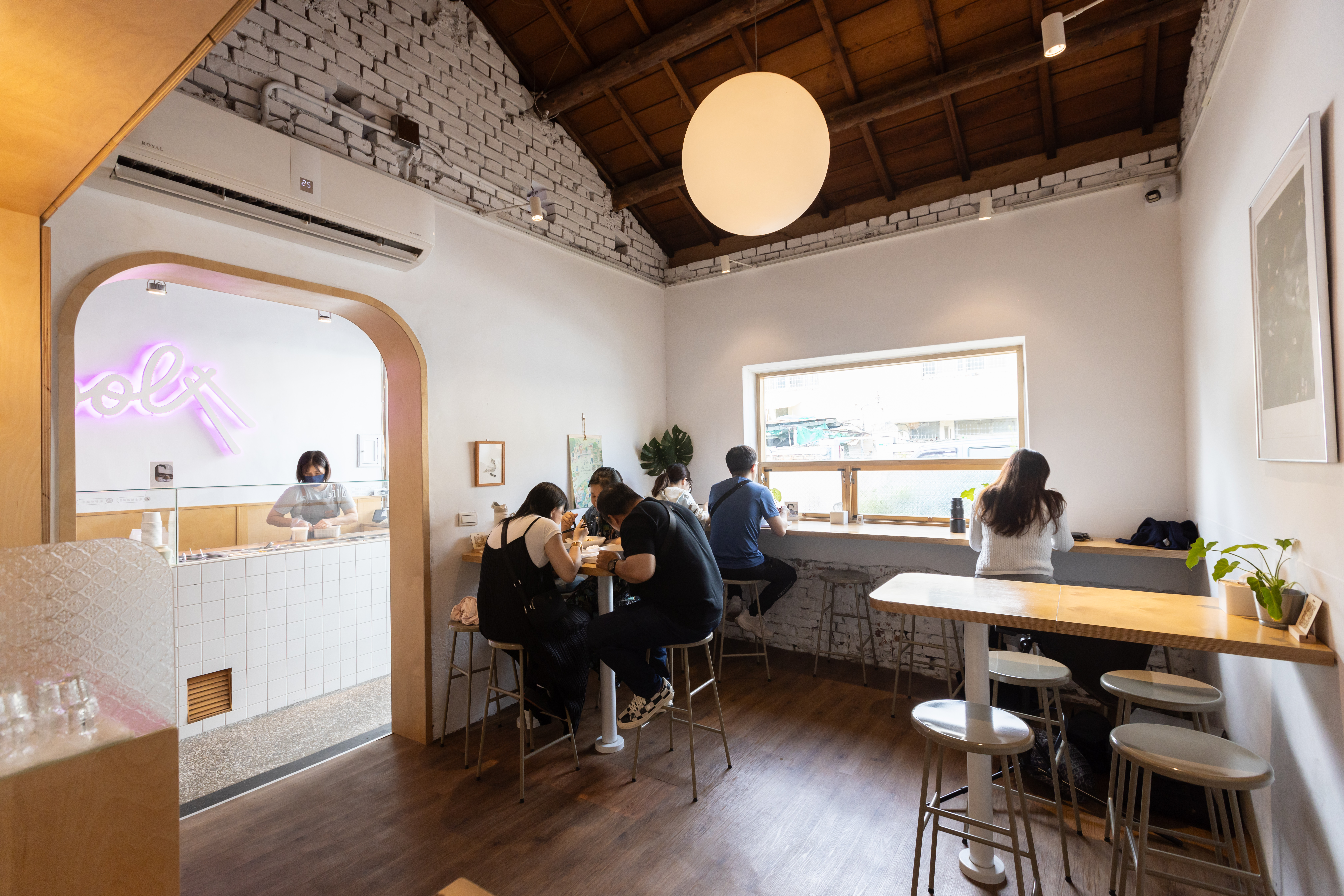 兩間店共享內用空間,同行的人不想吃麵也可以點冰一同享用。
