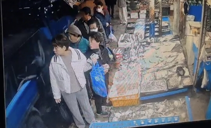 韓國富川市傳統市場上午驚傳貨車暴衝事故，貨車沿路撞毀攤位與民眾，釀成3死21傷的慘劇，現場一片混亂。（翻攝自X / 뉴스1畫面）