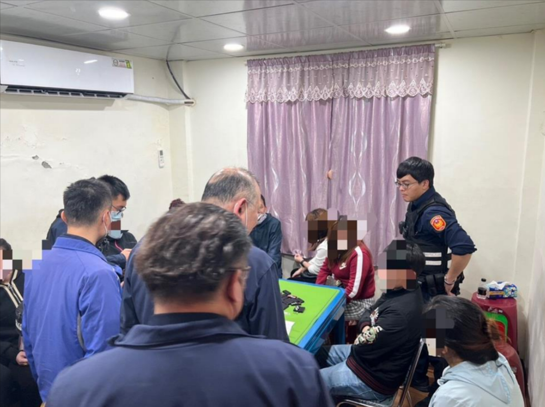 37歲越南籍華僑利姓男子在民宅天九牌賭場，警方將利男及在場11名賭客帶回偵辦。（翻攝畫面）