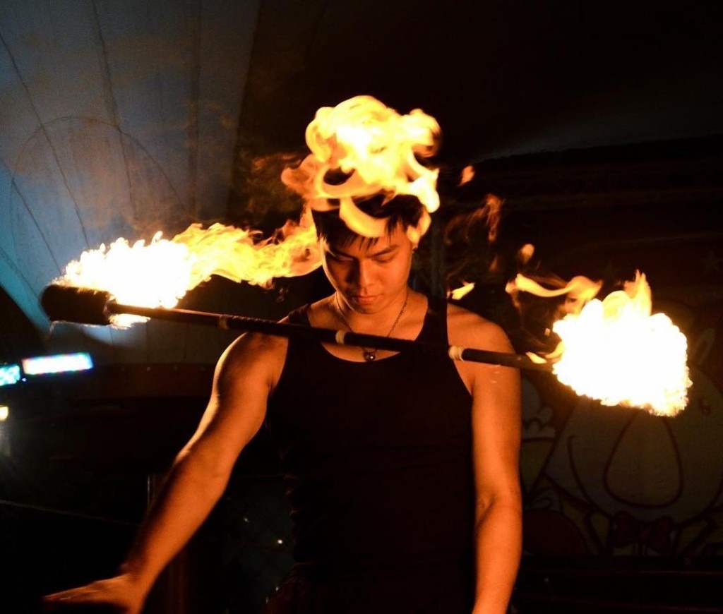 遭騙去泰國做詐騙的27歲火舞表演者謝岳鵬，今（14日）終於安全返台。（翻攝自謝岳鵬UG）