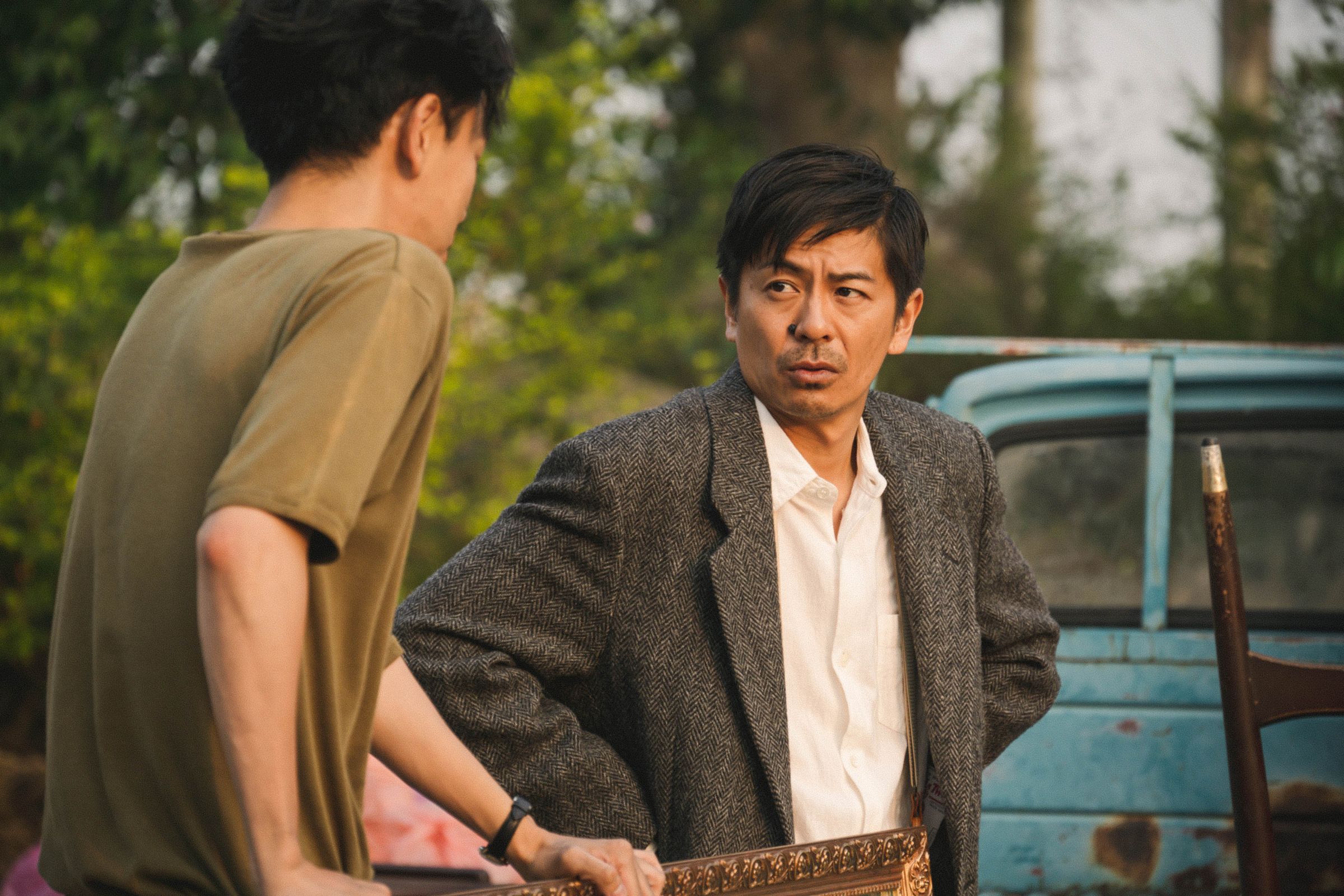 森田剛(右)為《雨中的慾情》臉上黏痣,和成田凌私下開玩笑稱「像粉圓」。(光年映畫提供)