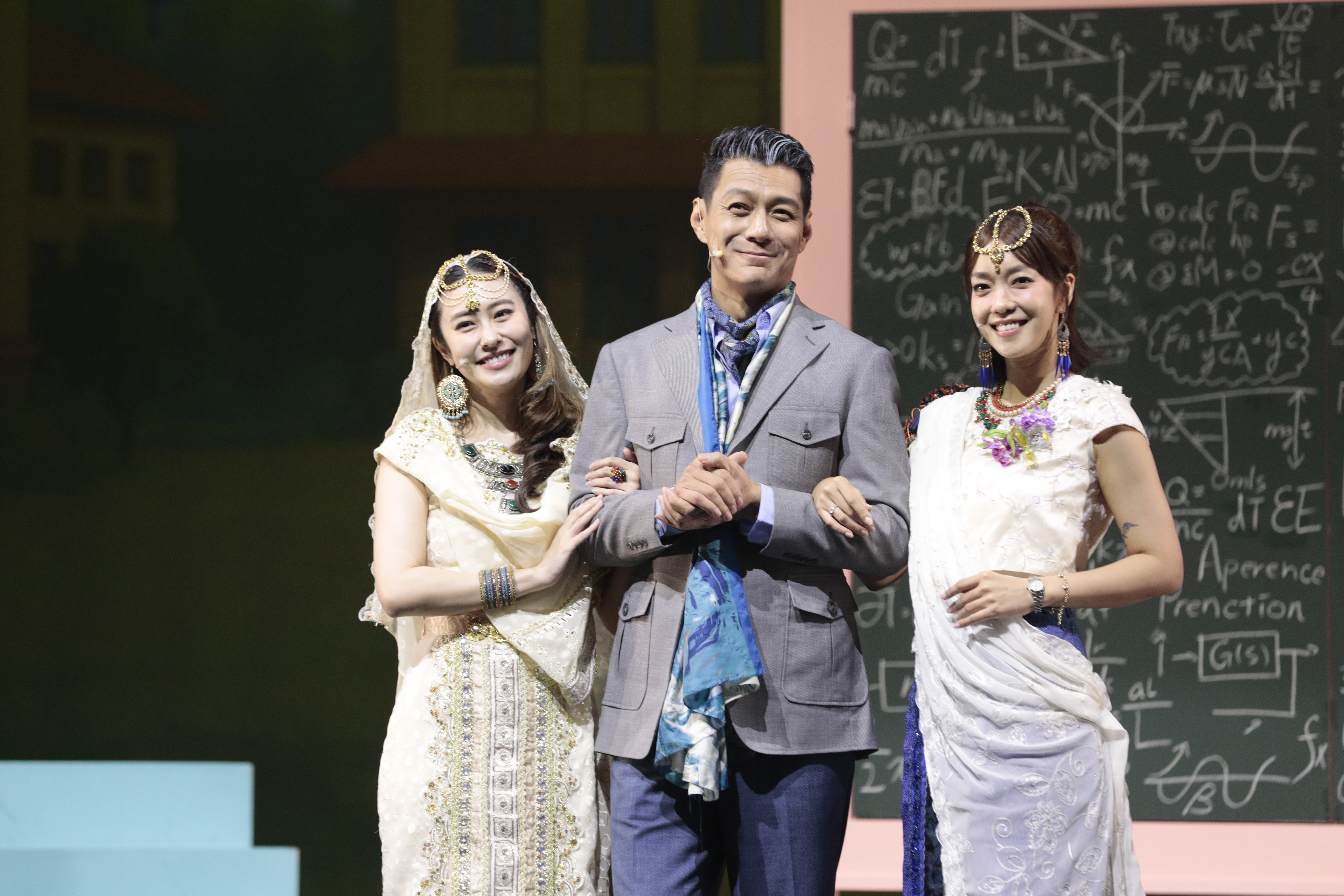 《三個傻瓜》由聶雲（中）特別演出，右為張郁婕、左為大霈。