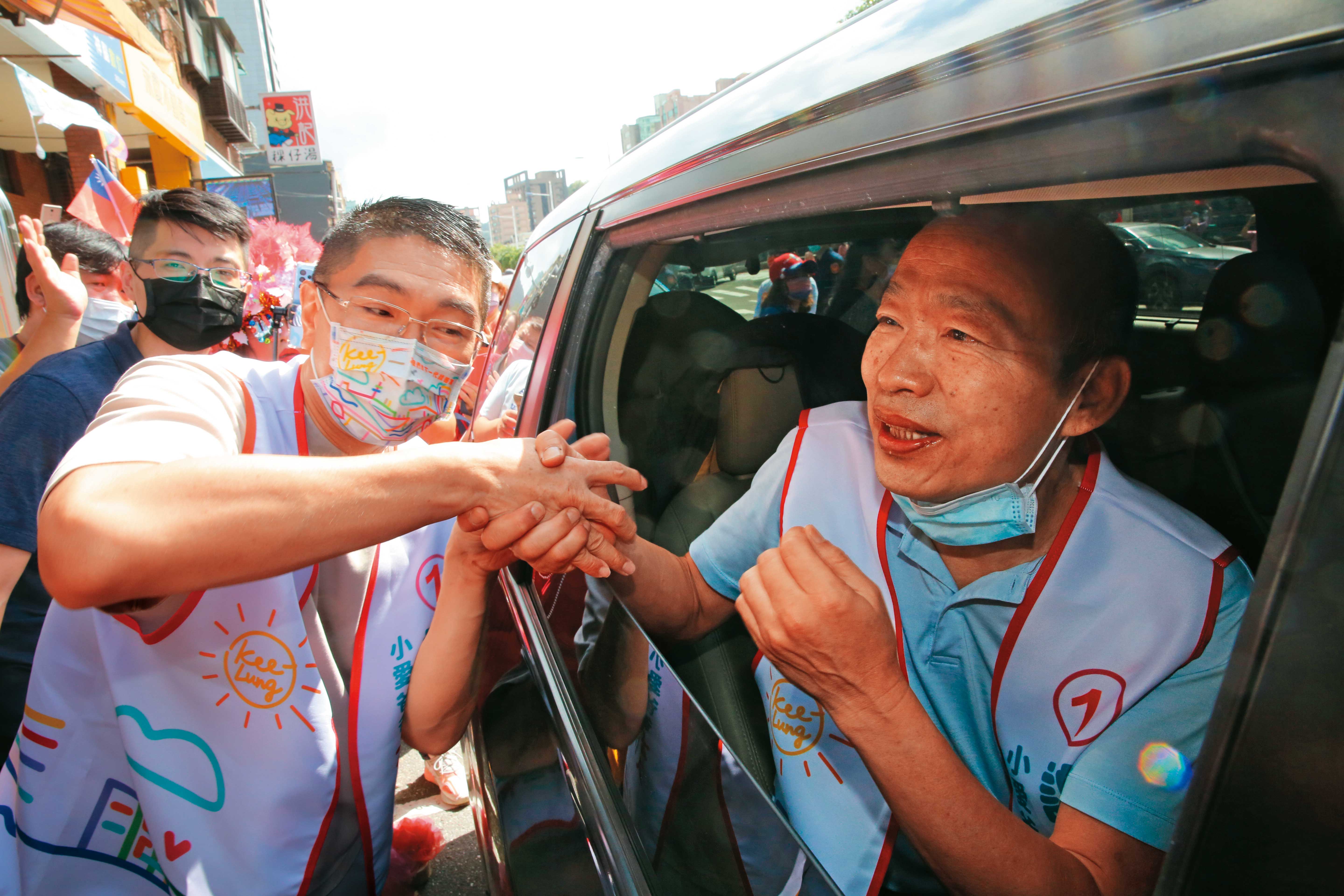 挺謝大造勢規劃9月初舉辦，鎖定立法院長韓國瑜（右）擔任驚喜嘉賓。左為謝國樑。