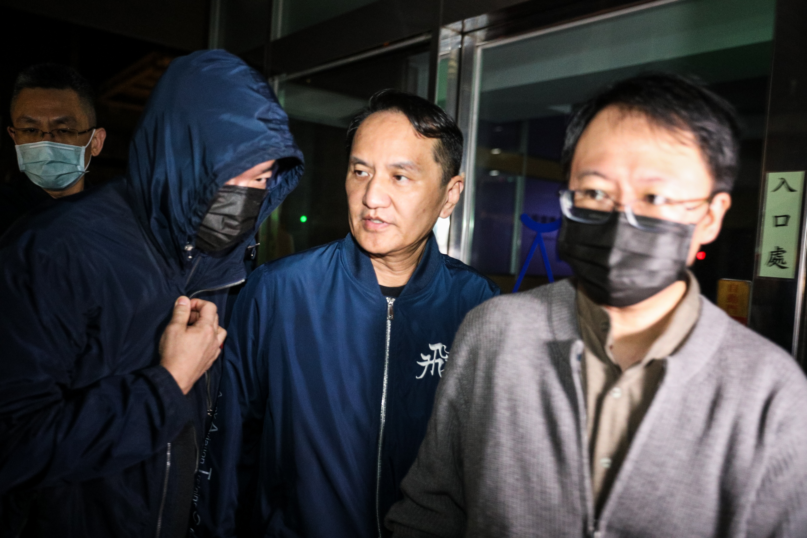 愛爾麗集團負責人常如山（中）、特助張元齡（右）及廠商謝金亨（左）。（鏡報鄒保祥）