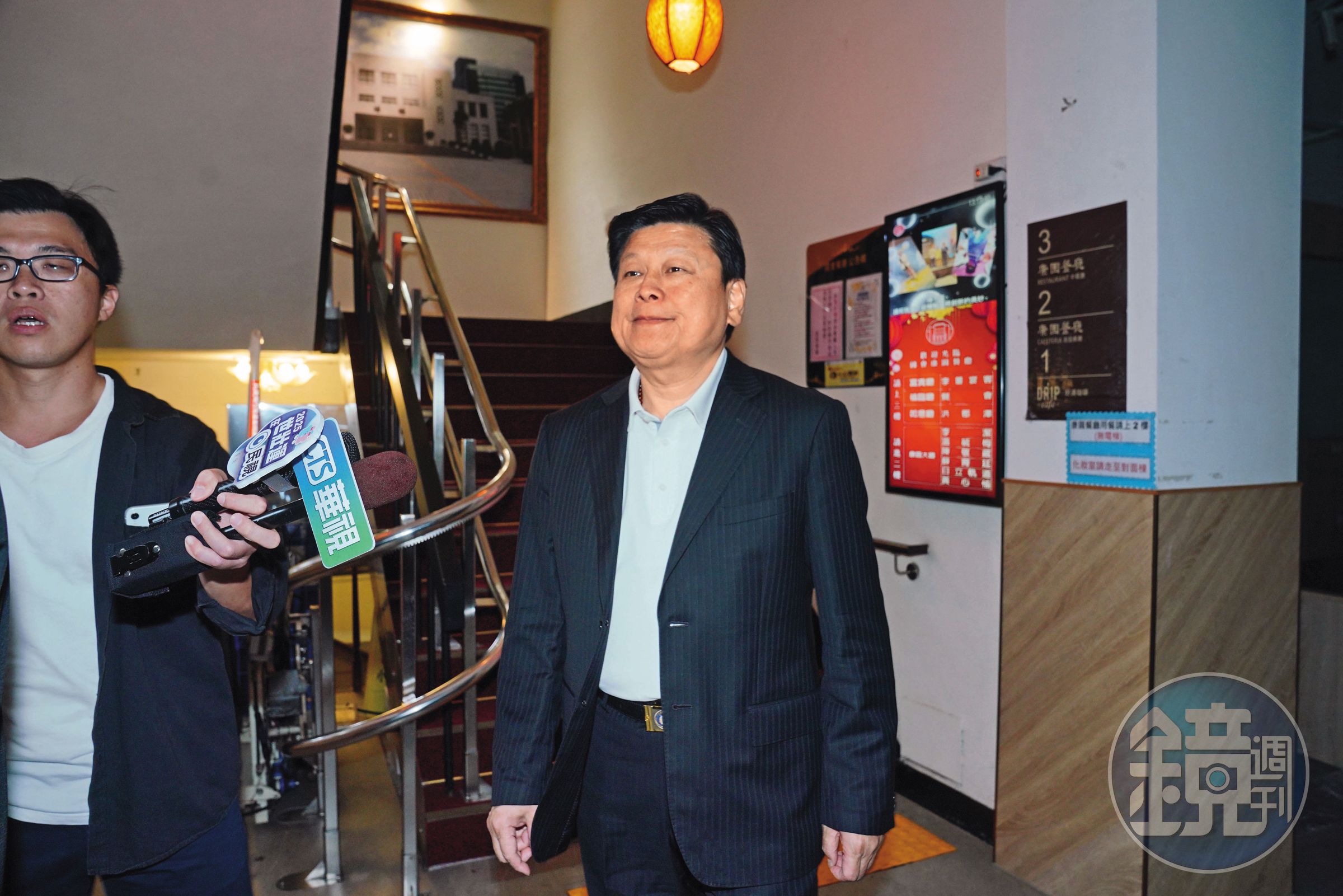 傅崐萁批評檢調搜索是政治追殺,但對競選小物案情卻未仔細說明。
