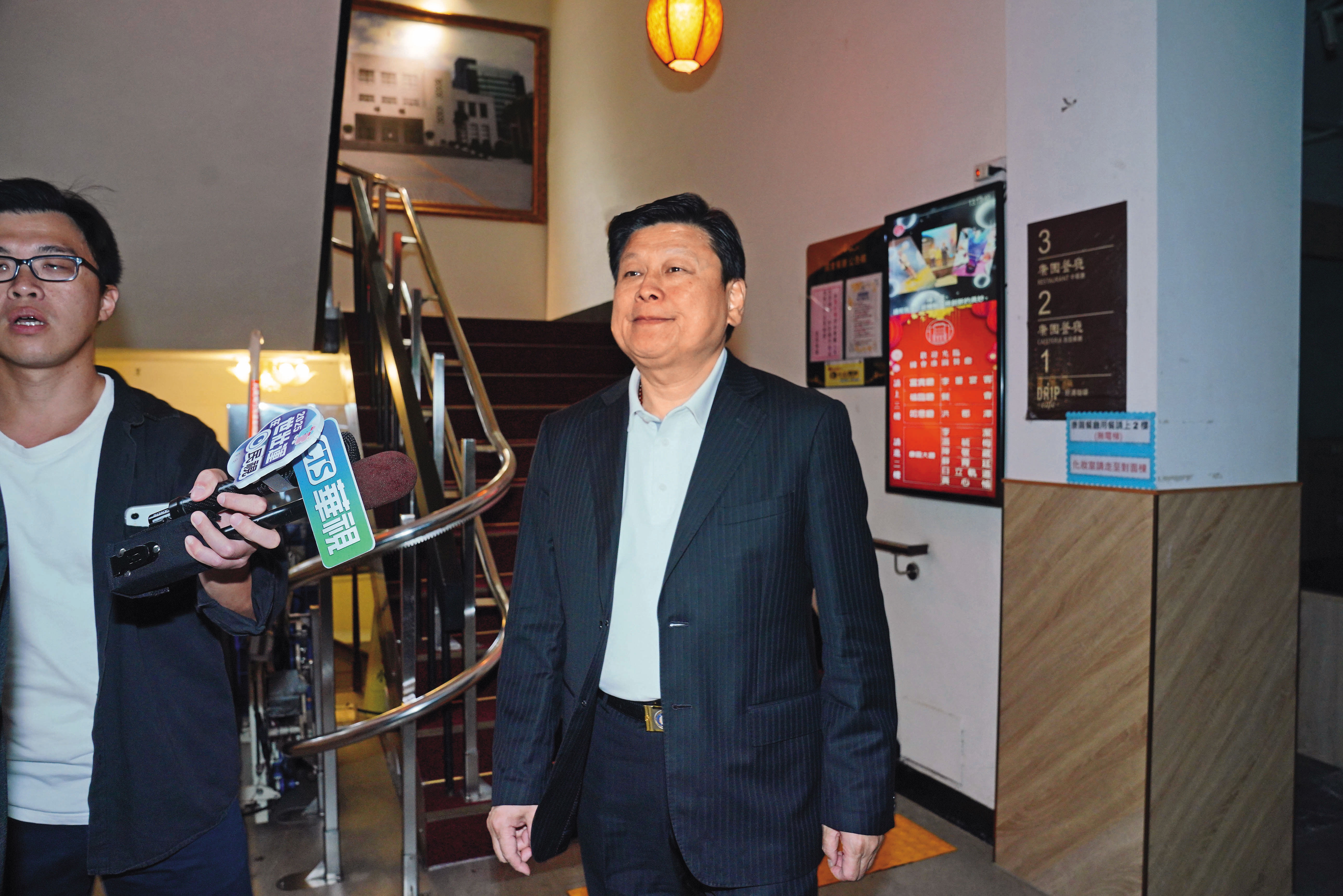 傅崐萁批評檢調搜索是政治追殺，但對競選小物案情卻未仔細說明。