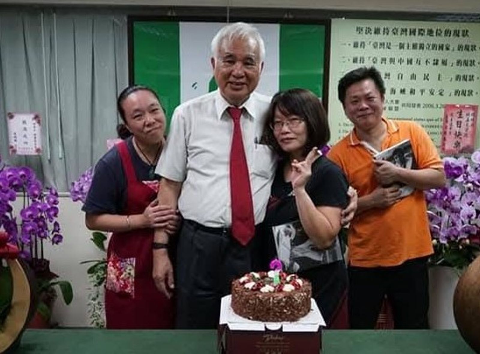 總統府資政姚嘉文（左2）的辦公室就在珍品小館後面，他經常來吃飯，彼此建立了情誼。（珍品小館提供）