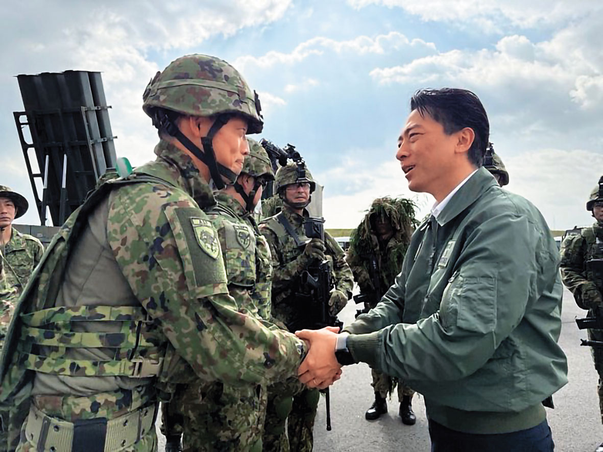 日本防衛大臣小泉進次郎(右)前往與那國島視察,還宣布將在沖繩諸島部署飛彈,讓中國氣得直批挑釁。(翻攝小泉進次郎X)