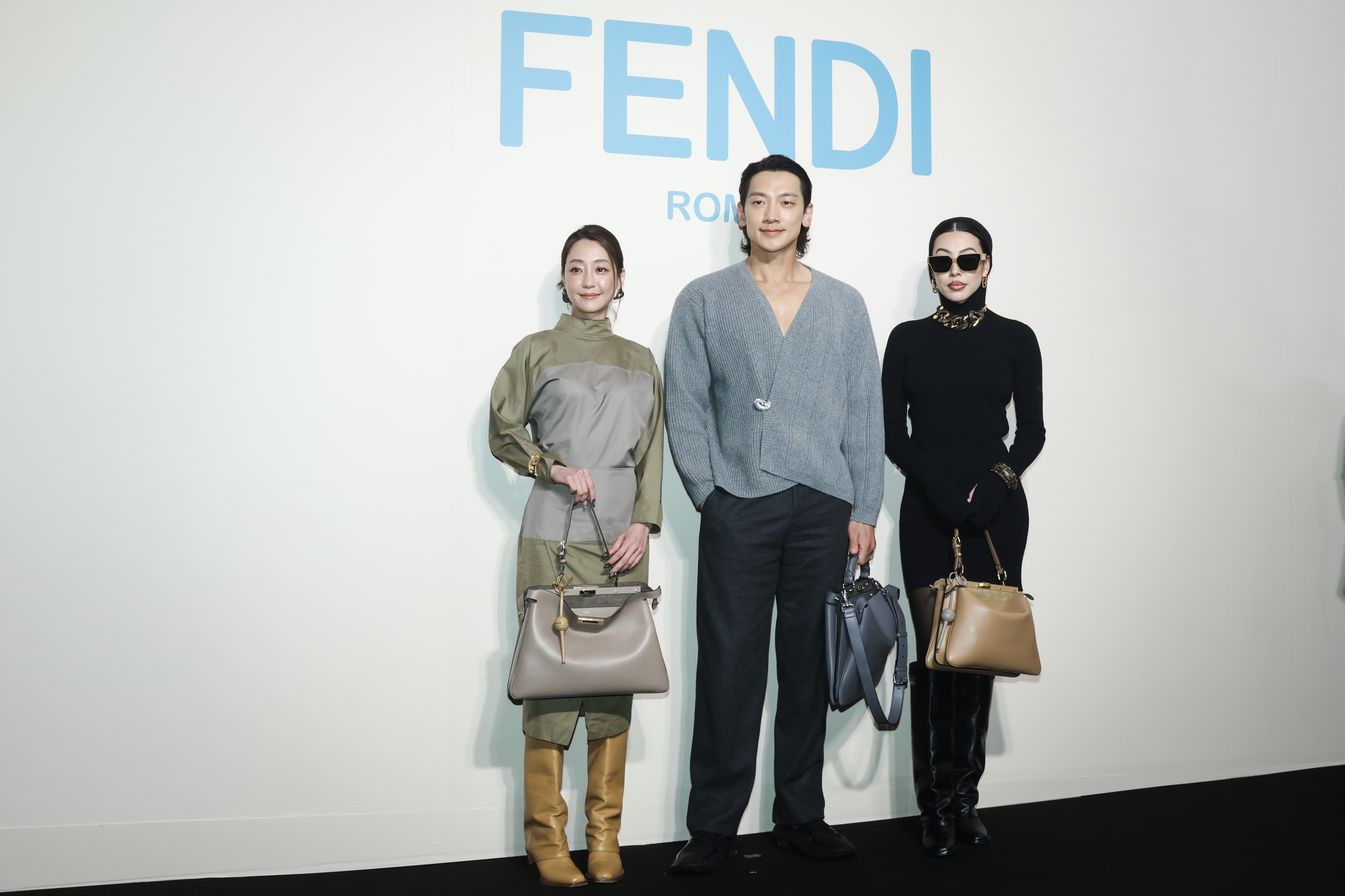 謝欣穎（左）與蔡詩芸（右）在FENDI活動現場跟Rain同台合影。