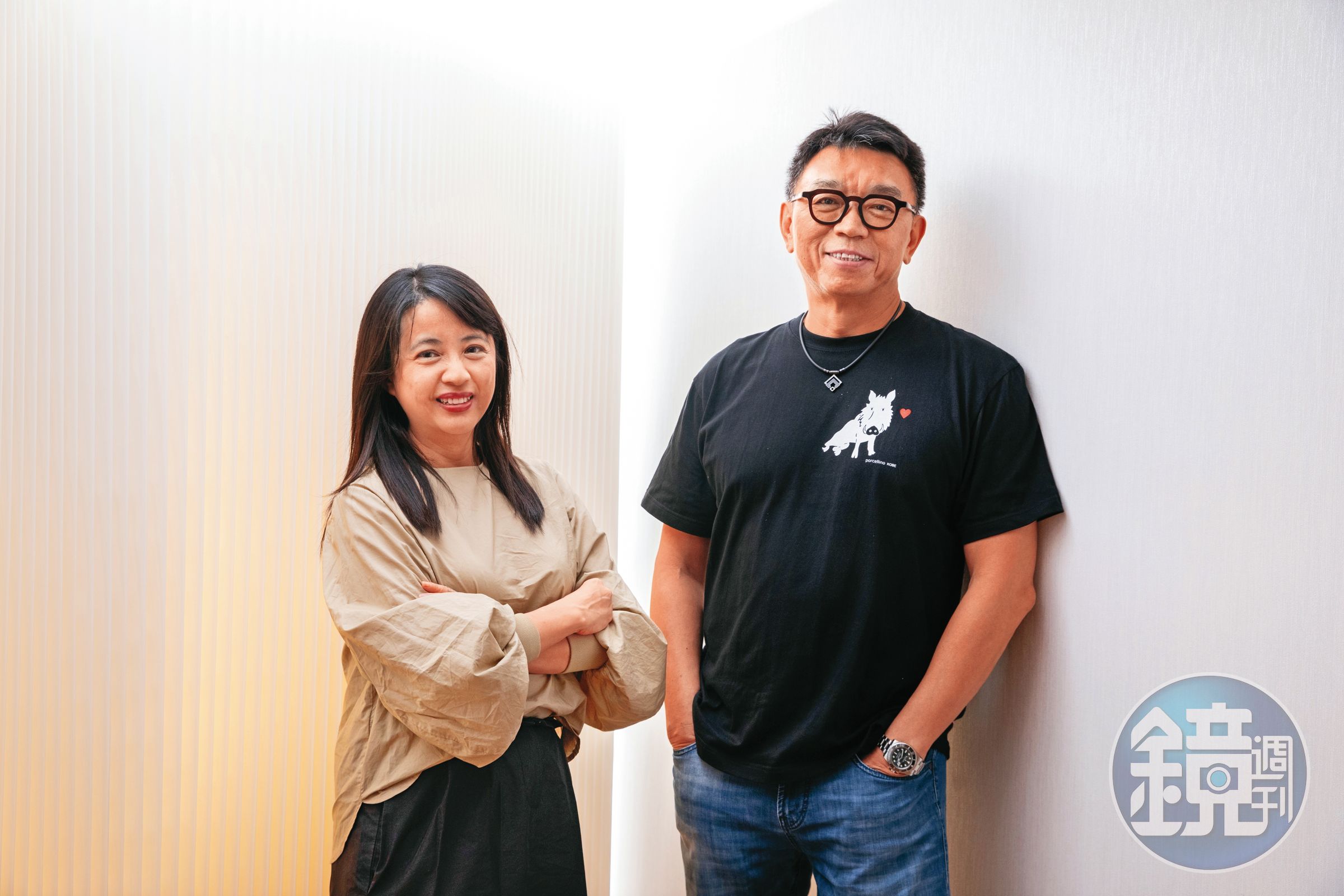 監製林錦昌(右)與製作人鄭心媚(左)攜手製作以台海戰爭前夕為題材的影集。