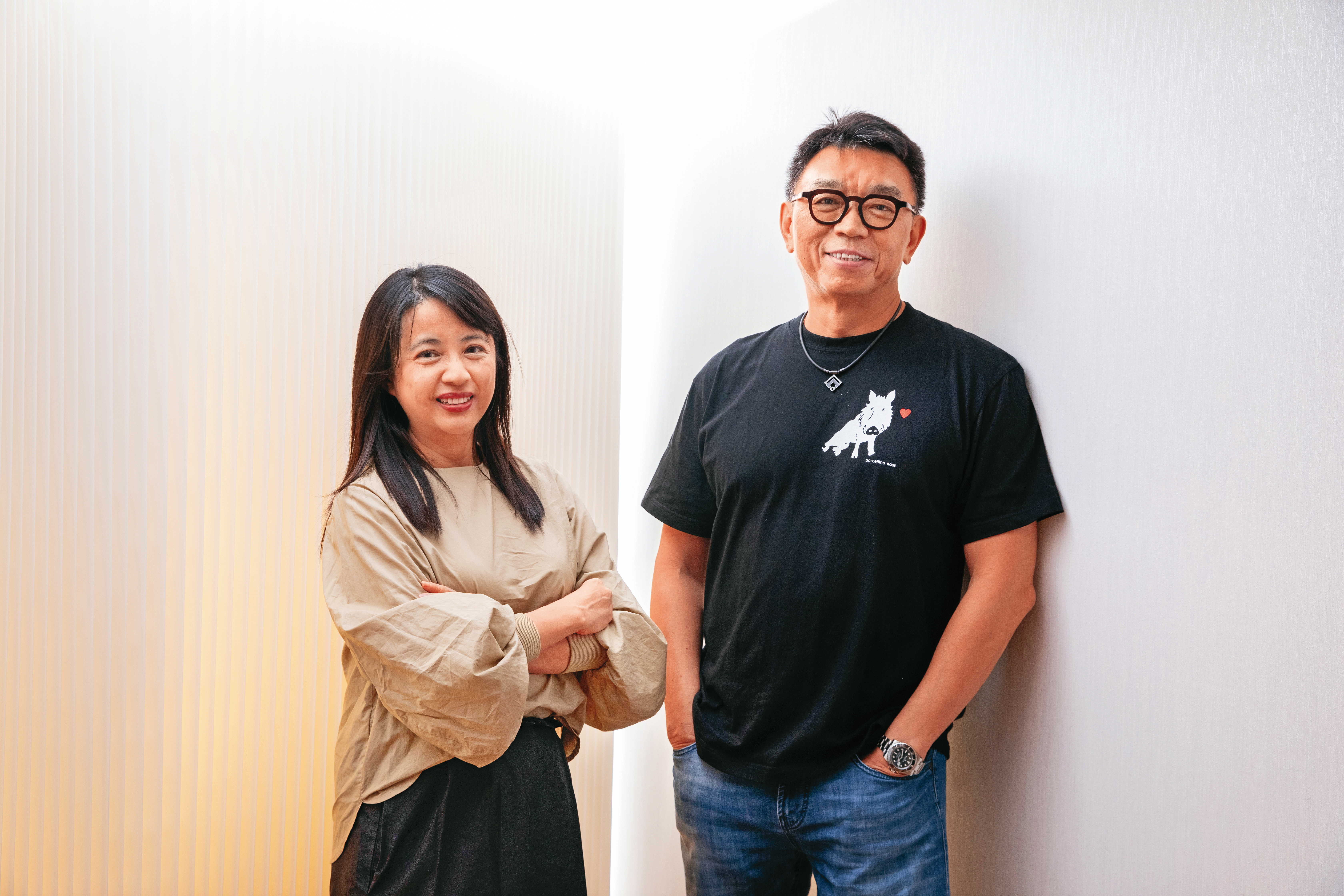 監製林錦昌（右）與製作人鄭心媚（左）攜手製作以台海戰爭前夕為題材的影集。