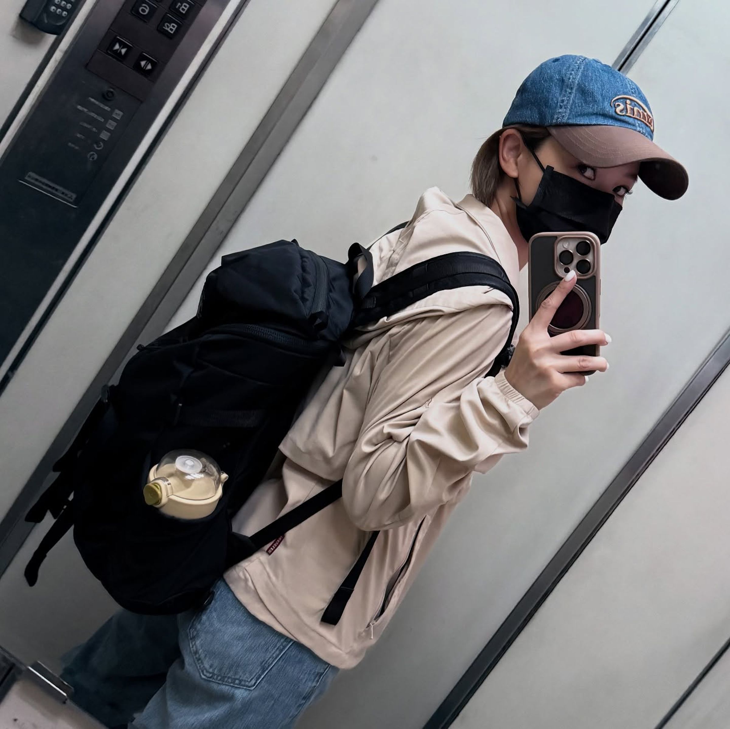 吳婉君遭家暴神隱近1個月，21日在社群曬出電梯內的自拍。（翻攝自吳婉君 Cocco Wu臉書）